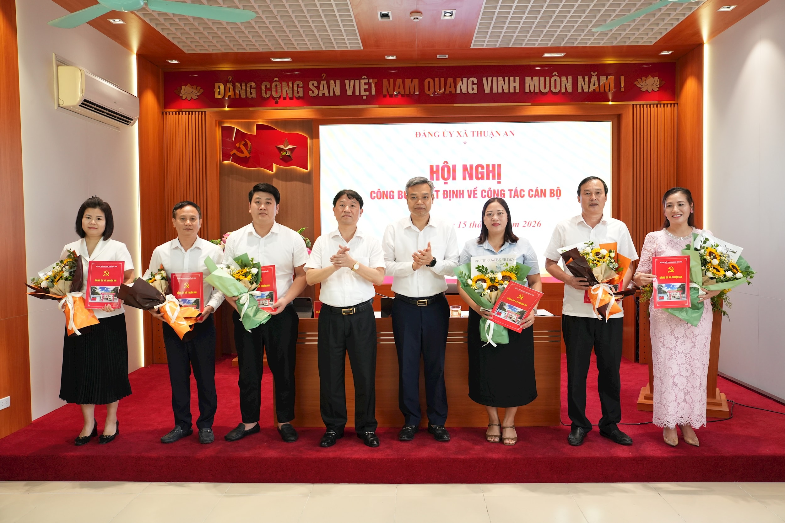 Lãnh đạo Đảng ủy xã Thuận An tặng hoa chúc mừng 6 đồng chí được chỉ định bổ sung tham gia Chấp hành Đảng bộ xã Thuận An khóa I, nhiệm kỳ 2025- 2030. Ảnh: Vân Th