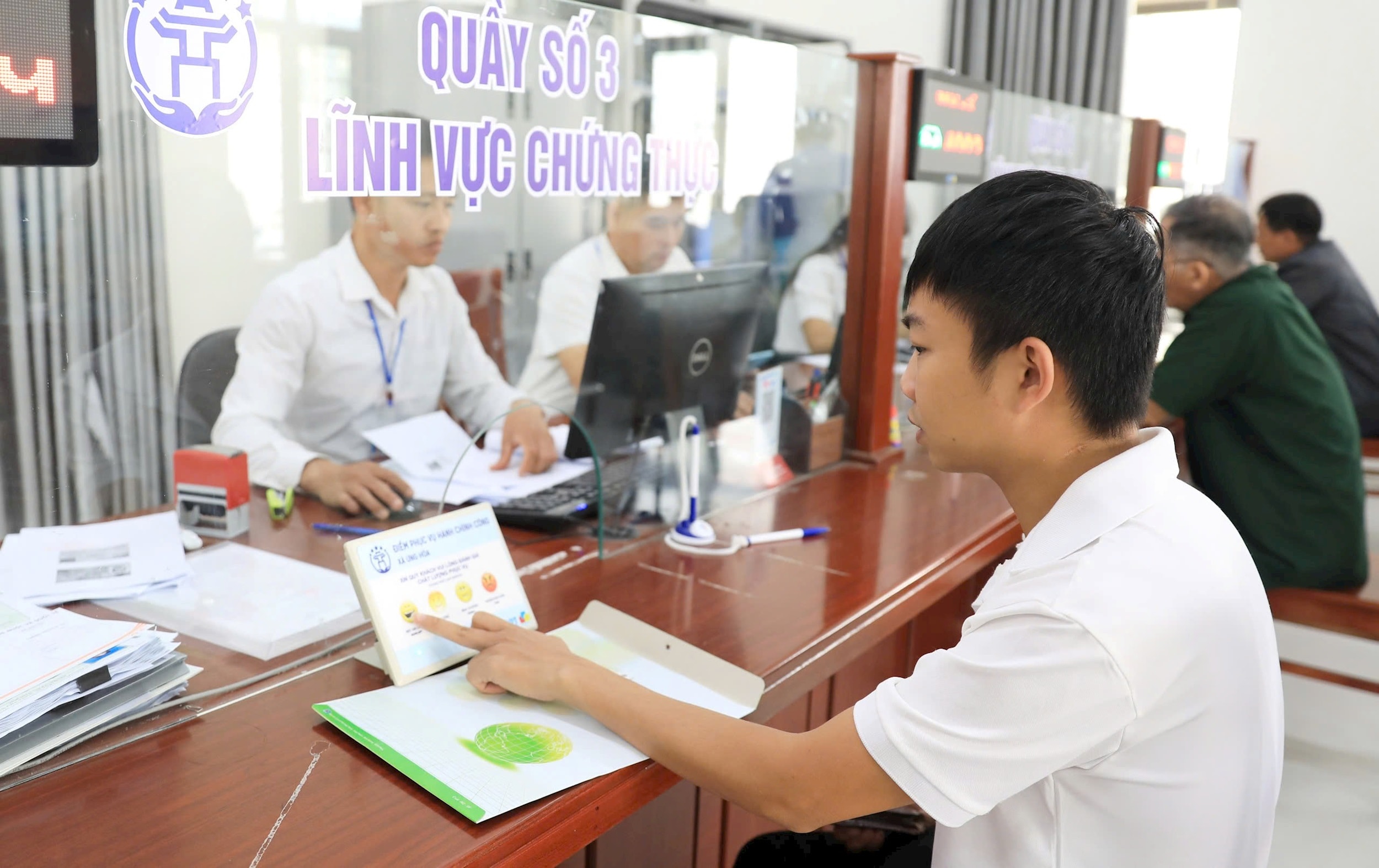 ho-tro-nguoi-dan-giai-quyet-thu-tuc-hanh-chinh-truc-tuyen-tai-diem-phuc-vu-hanh-chinh-cong-xa-ung-hoa.-anh-quang-thai.jpeg