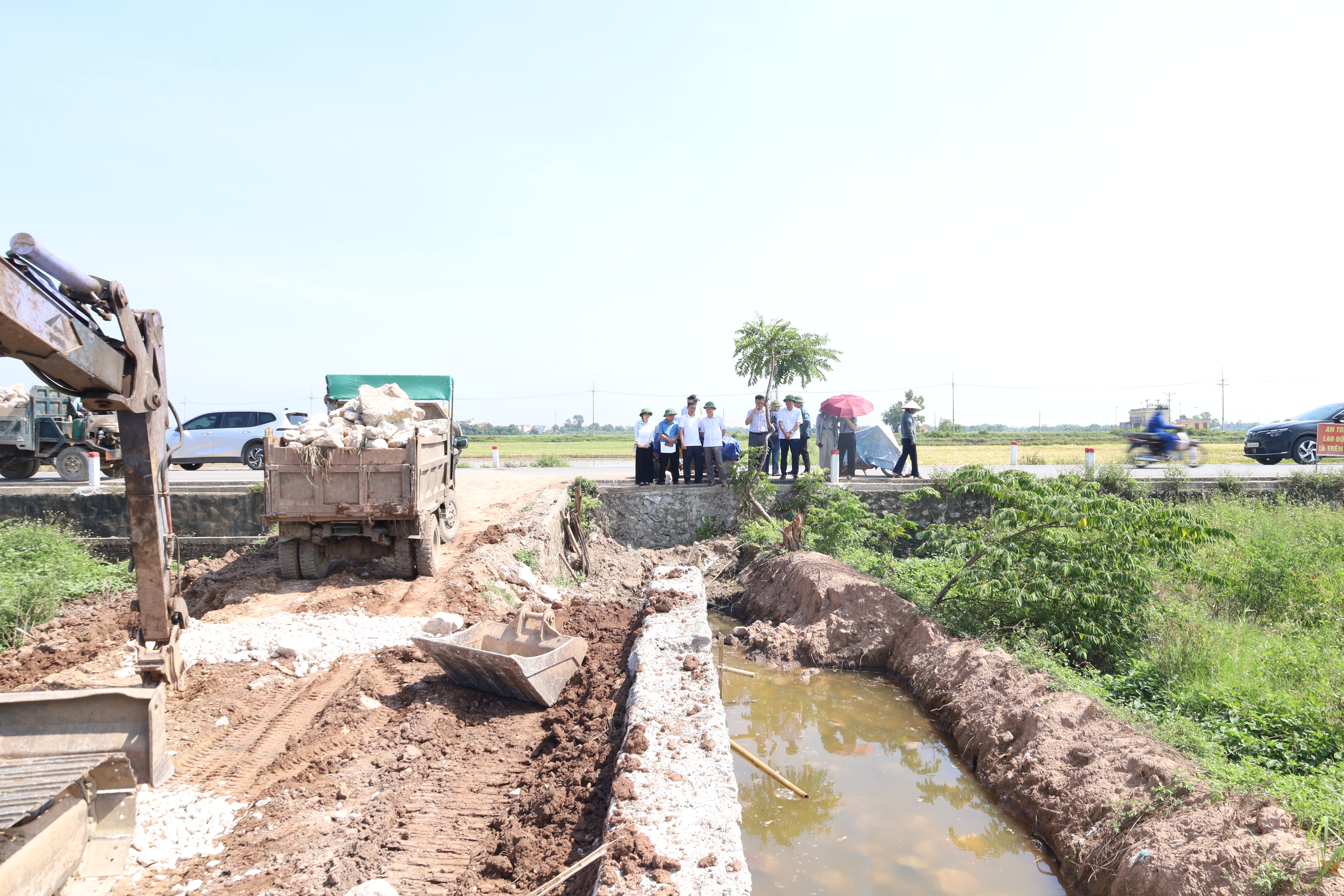 Chi cục Thủy lợi và Phòng, chống thiên tai Hà Nội kiểm tra hiện trường, chỉ đạo, đôn đốc các địa phương xử lý dứt điểm các vi phạm. Ảnh: Kim Nhuệ