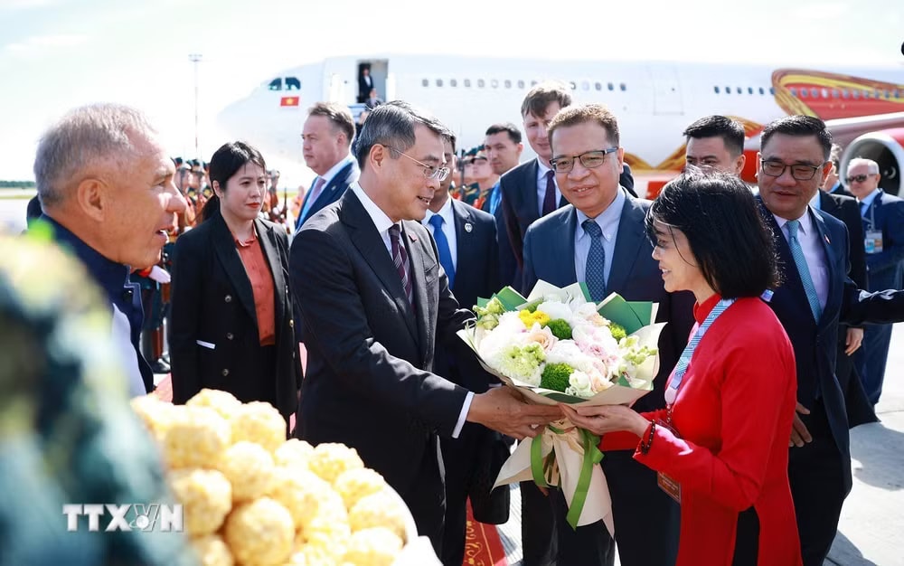 a1f57-_ttxvn-thu-tuong-bat-dau-chuyen-tham-du-hoi-nghi-cap-cao-ky-niem-35-nam-quan-he-asean-nga-tai-kazan-8830444-2.jpg