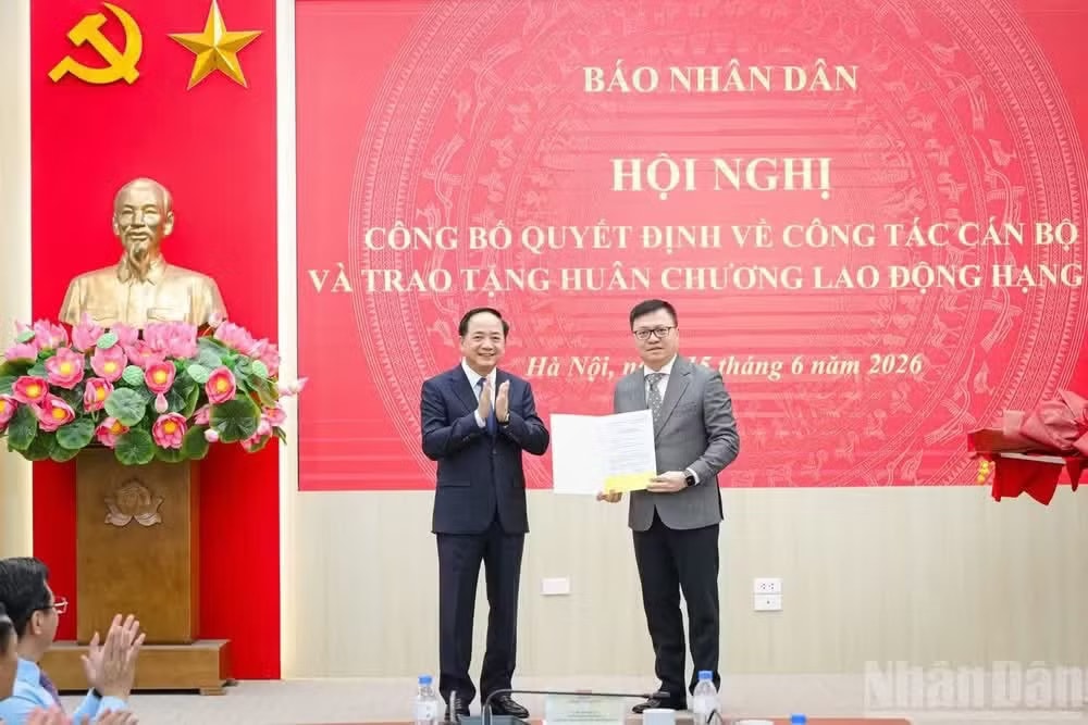 Đồng chí Trịnh Văn Quyết, Ủy viên Bộ Chính trị, Bí thư Trung ương Đảng, Trưởng ban Tuyên giáo và Dân vận Trung ương trao Quyết định bổ nhiệm cho đồng chí Lê Quốc Minh. (Ảnh: BẢO LONG)