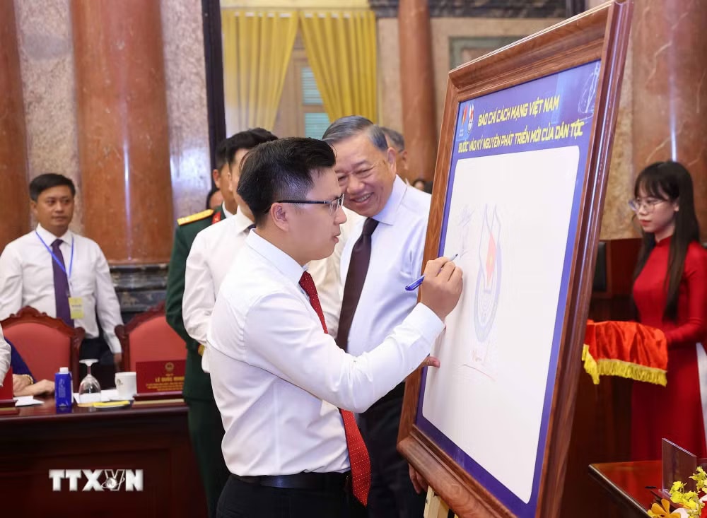 ttxvn-tong-bi-thu-chu-tich-nuoc-gap-mat-101-nha-bao-tieu-bieu-1.jpg