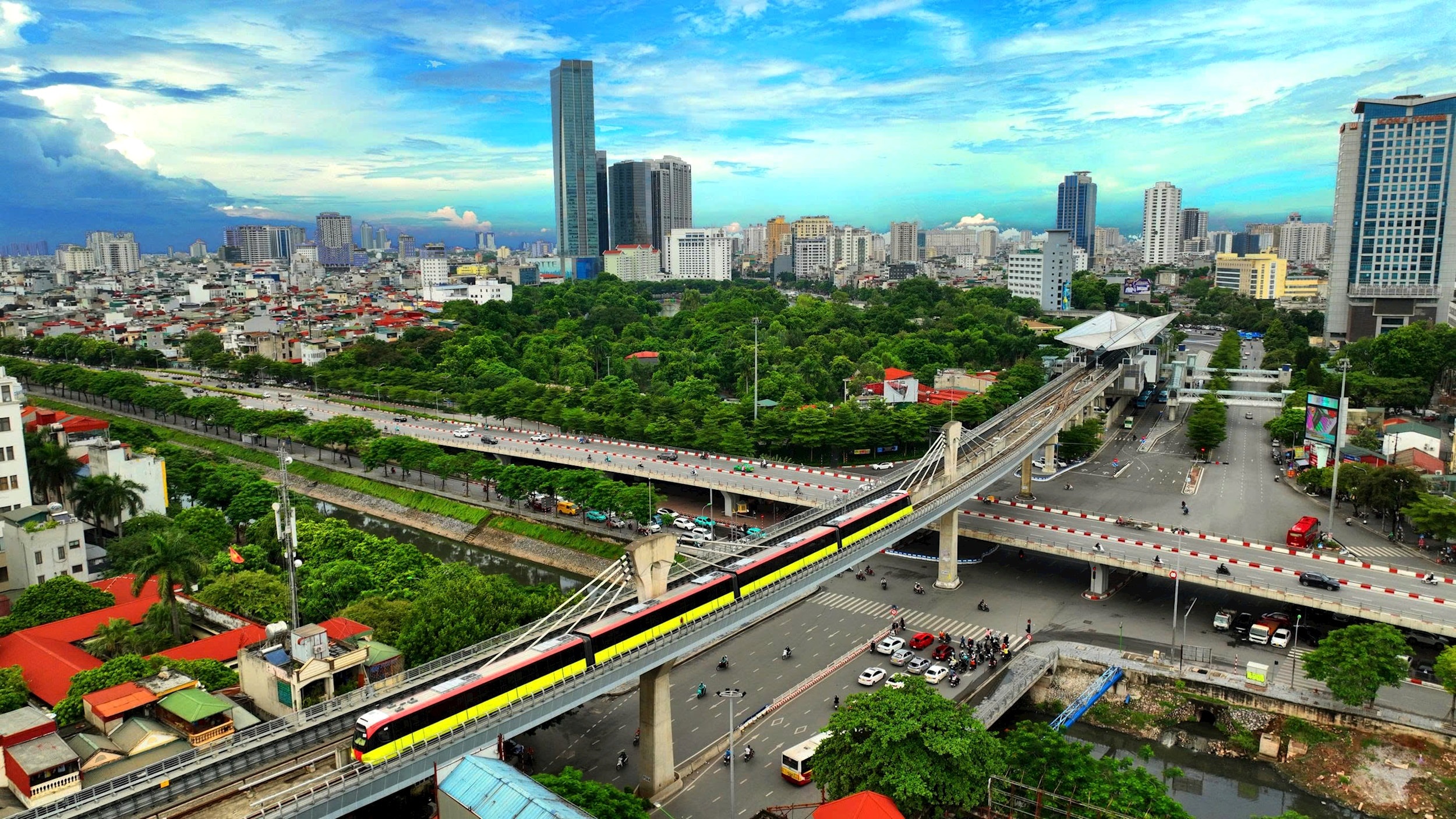 thanh-pho-ha-noi-tap-trung-xay-dung-ha-tang-xanh-he-thong-giao-thong-cong-cong-hien-dai-de-phat-trien-thu-do-theo-huong-xanh-thong-minh-va-hien-dai.-anh-cong-hung.jpg