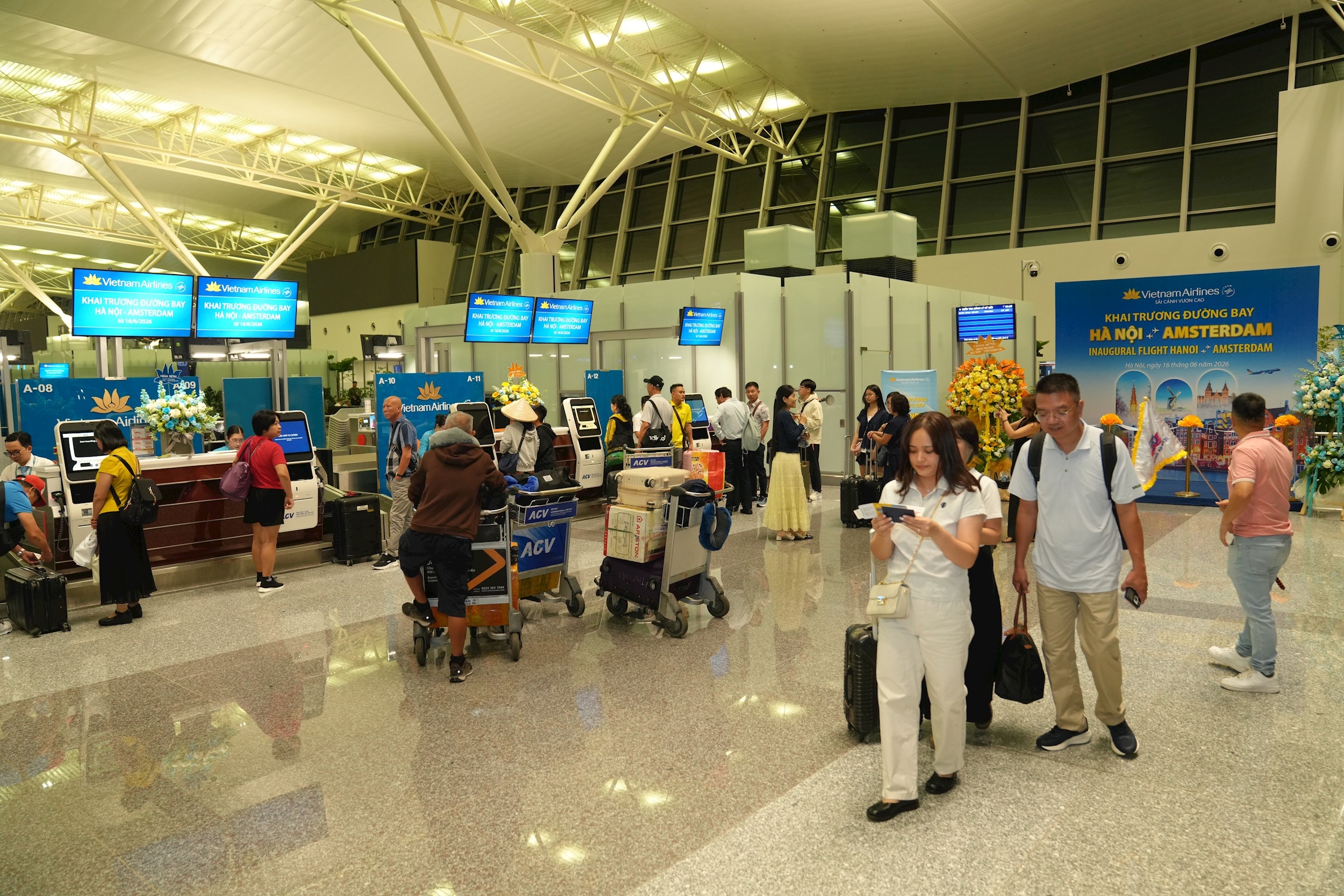 4.-hanh-khach-checkin-chuyen-bay-han-ams-2.jpg