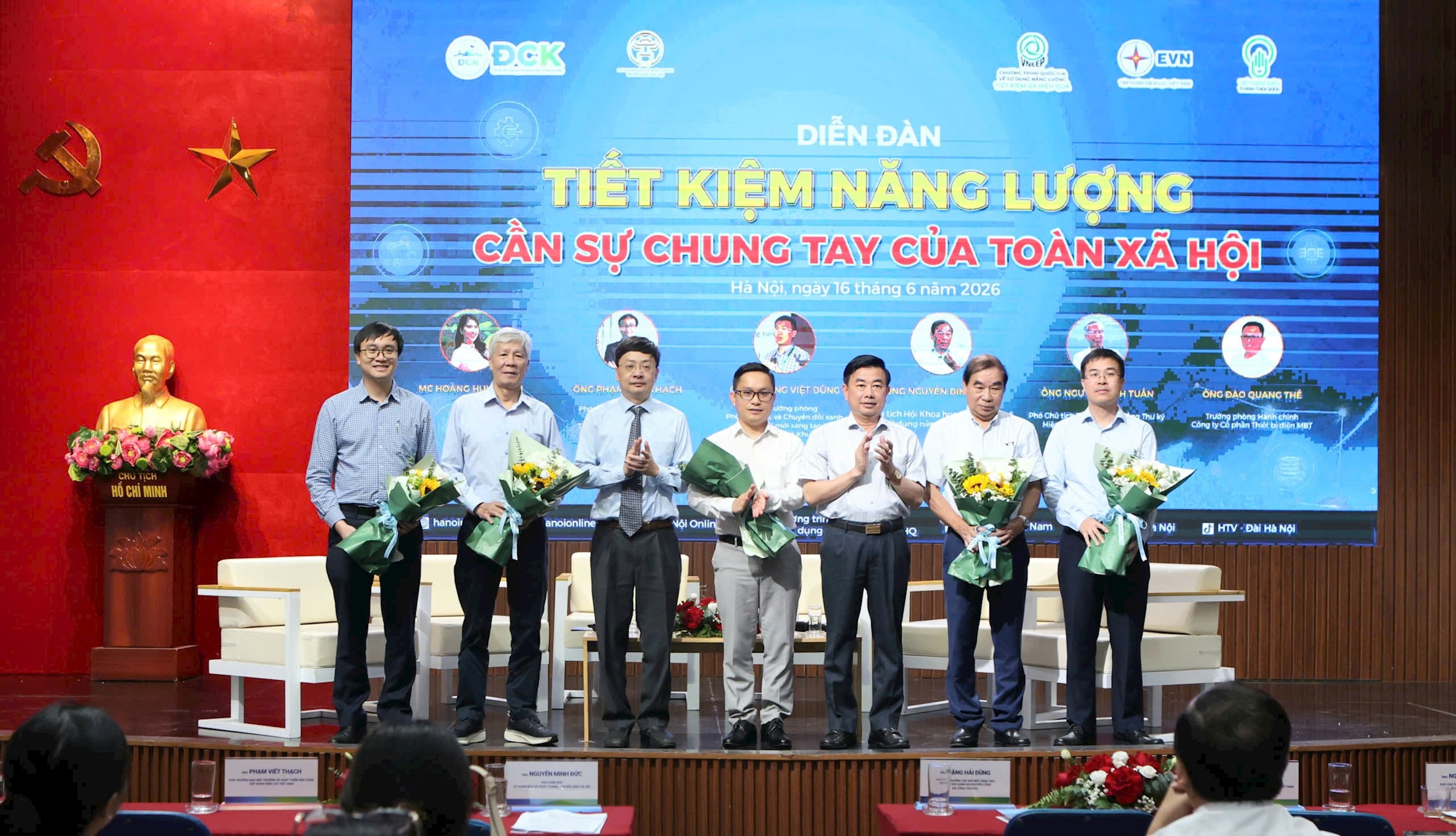 Ông Nguyễn Minh Đức - Phó Giám đốc Cơ quan Báo và Phát thanh, Truyền hình Hà Nội tặng hoa các diễn giả. Ảnh: Thanh Hải