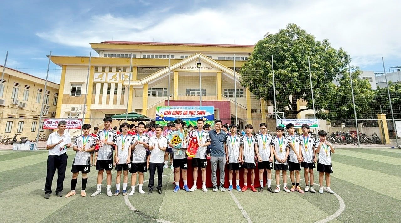 Trao cúp vô địch Giải bóng đá học sinh khối 8 Trường THCS Đan Phượng cho đội bóng lớp 8H. Ảnh: ĐP