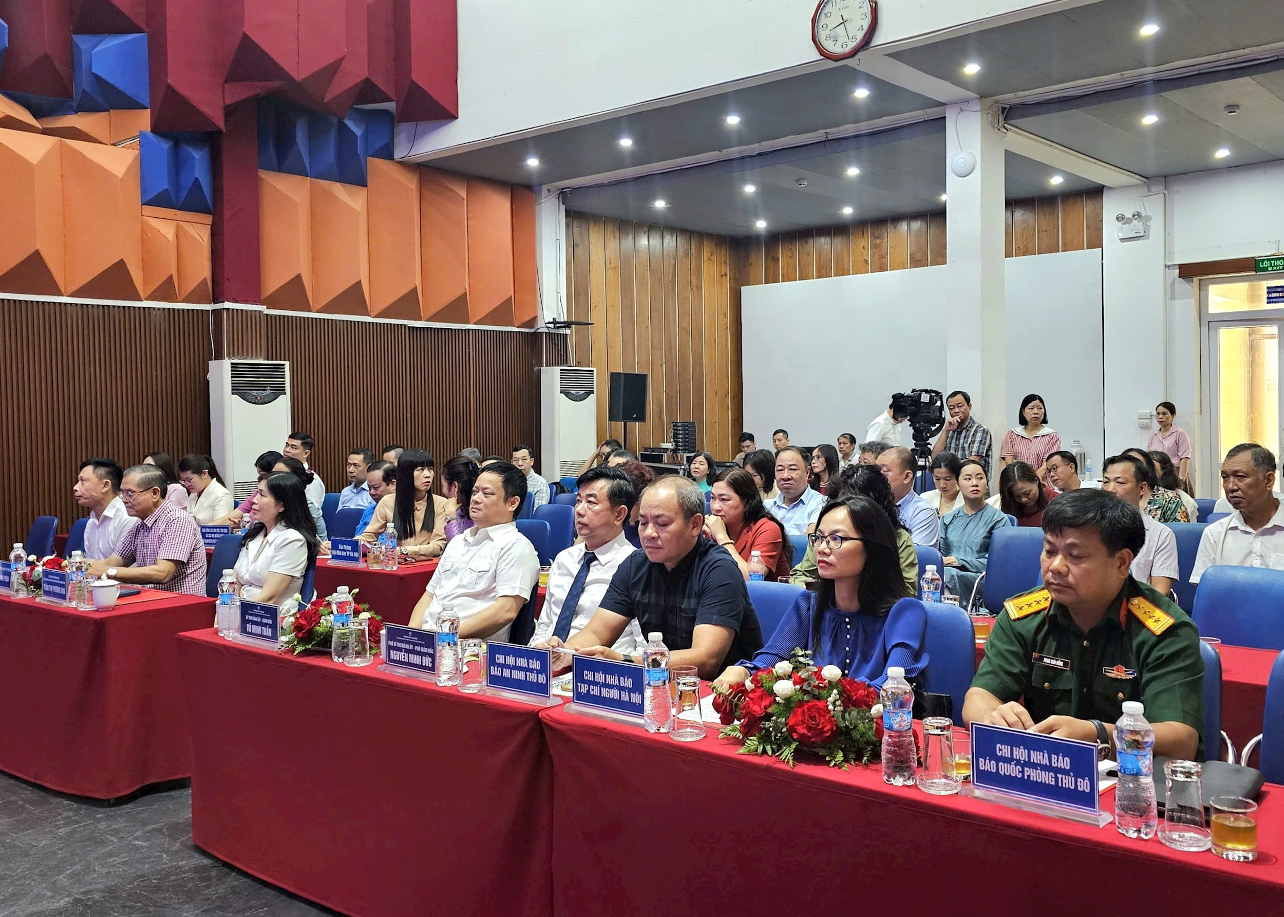 Các đại biểu tham dự chương trình. Ảnh: Đình The
