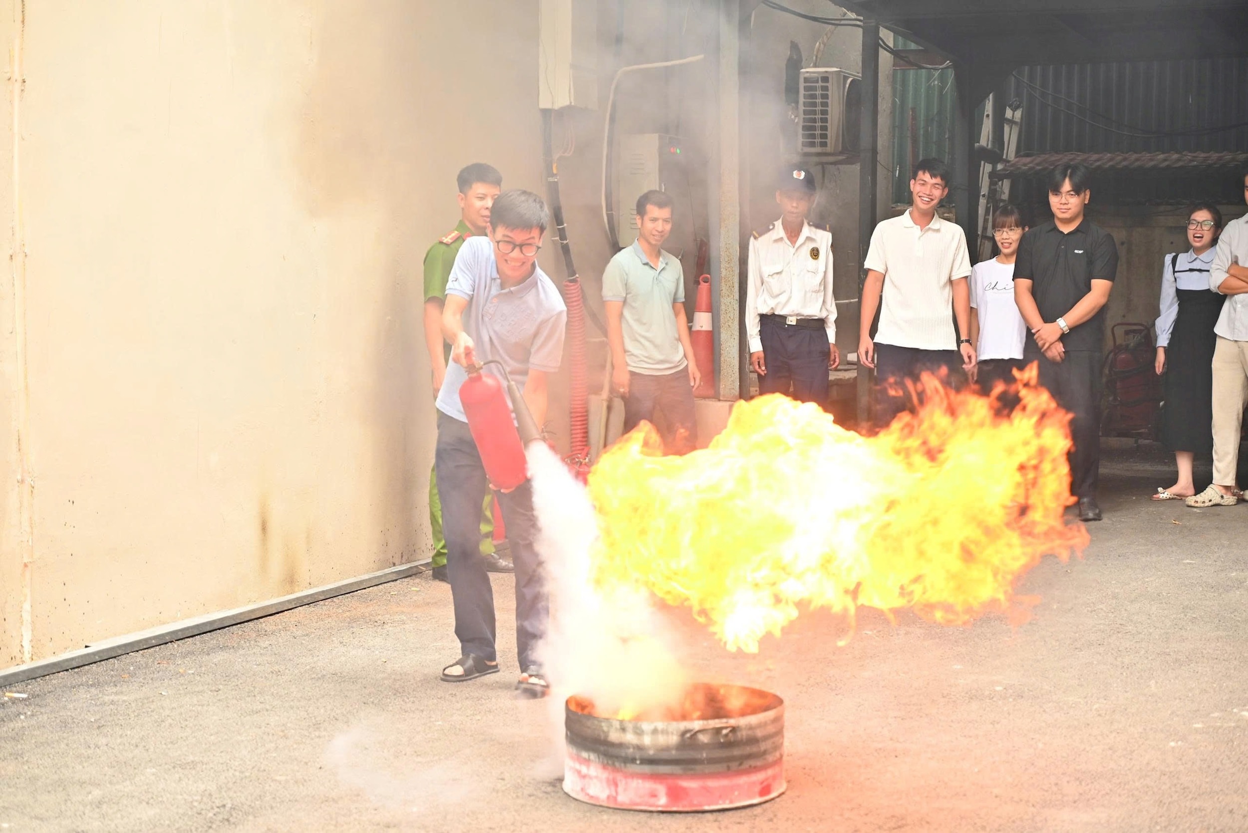 Đại úy Nguyễn Văn Biển hướng dẫn cách thao tác bình chữa cháy. Ảnh: Hoàng Trang