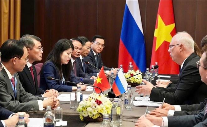 thu-tuong-chinh-phu-le-minh-hung-tiep-tong-giam-doc-quy-dau-tu-truc-tiep-nga-kirill-dmitriev_6a33f49f9f439.jpg