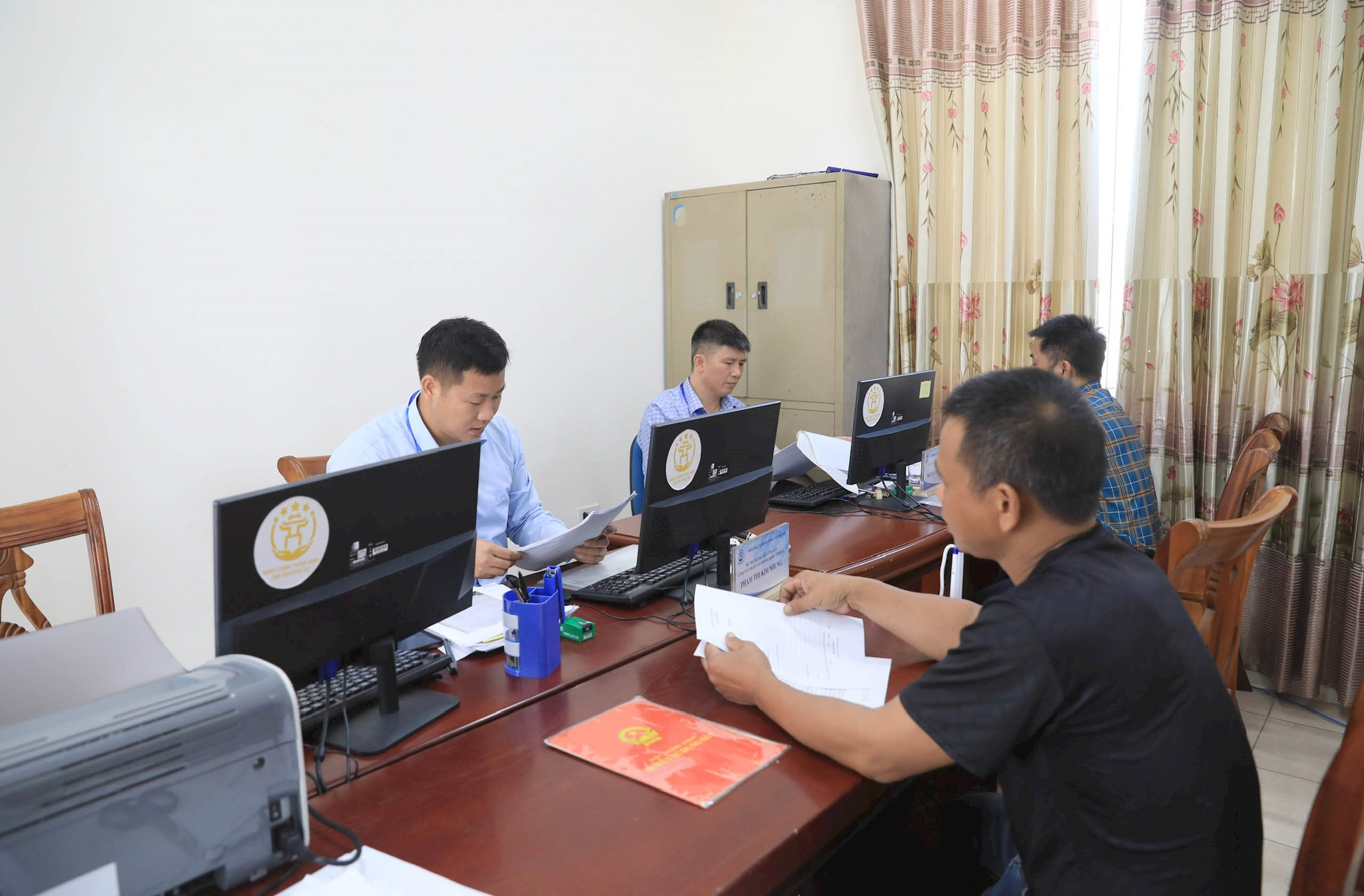 giai-quyet-thu-tuc-cho-nguoi-dan-tai-diem-phuc-vu-hanh-chinh-cong-xa-me-linh.-anh-quang-thai.jpg