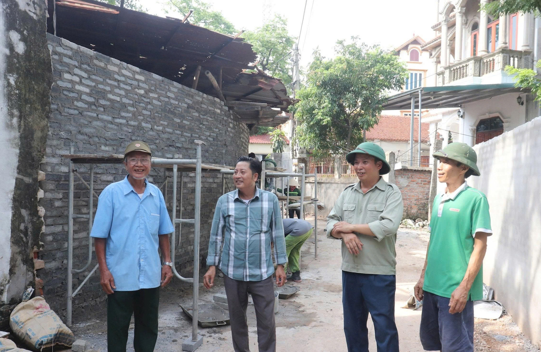tuyen-duong-ngang-thuoc-xom-cho-thon-dong-xa-binh-minh-dang-duoc-mo-rong-tu-su-dong-thuan-va-tu-nguyen-hien-dat-cua-nguoi-dan.-anh-do-dat.jpg