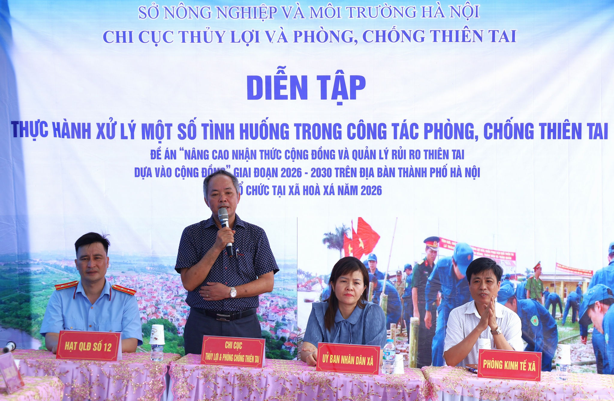 Phó Chi cục trưởng Chi cục Thủy lợi và Phòng, chống thiên tai Hà Nội Trần Thanh Mẫn khai mạc buổi diễn tập. Ảnh: Kim Nhuệ
