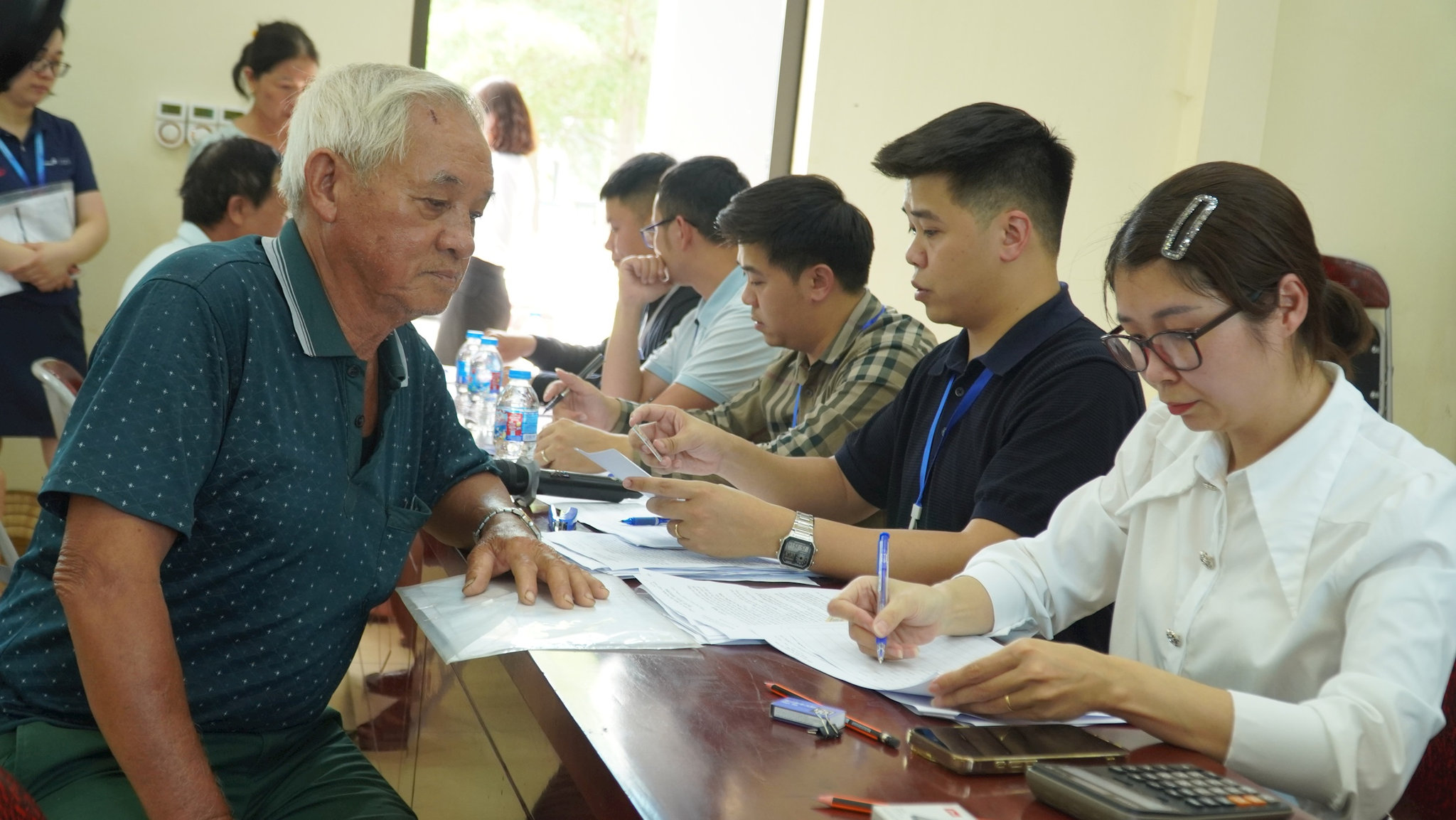 Người dân hoàn tất thủ tục nhận tiền bồi thường, hỗ trợ. Ảnh:MK