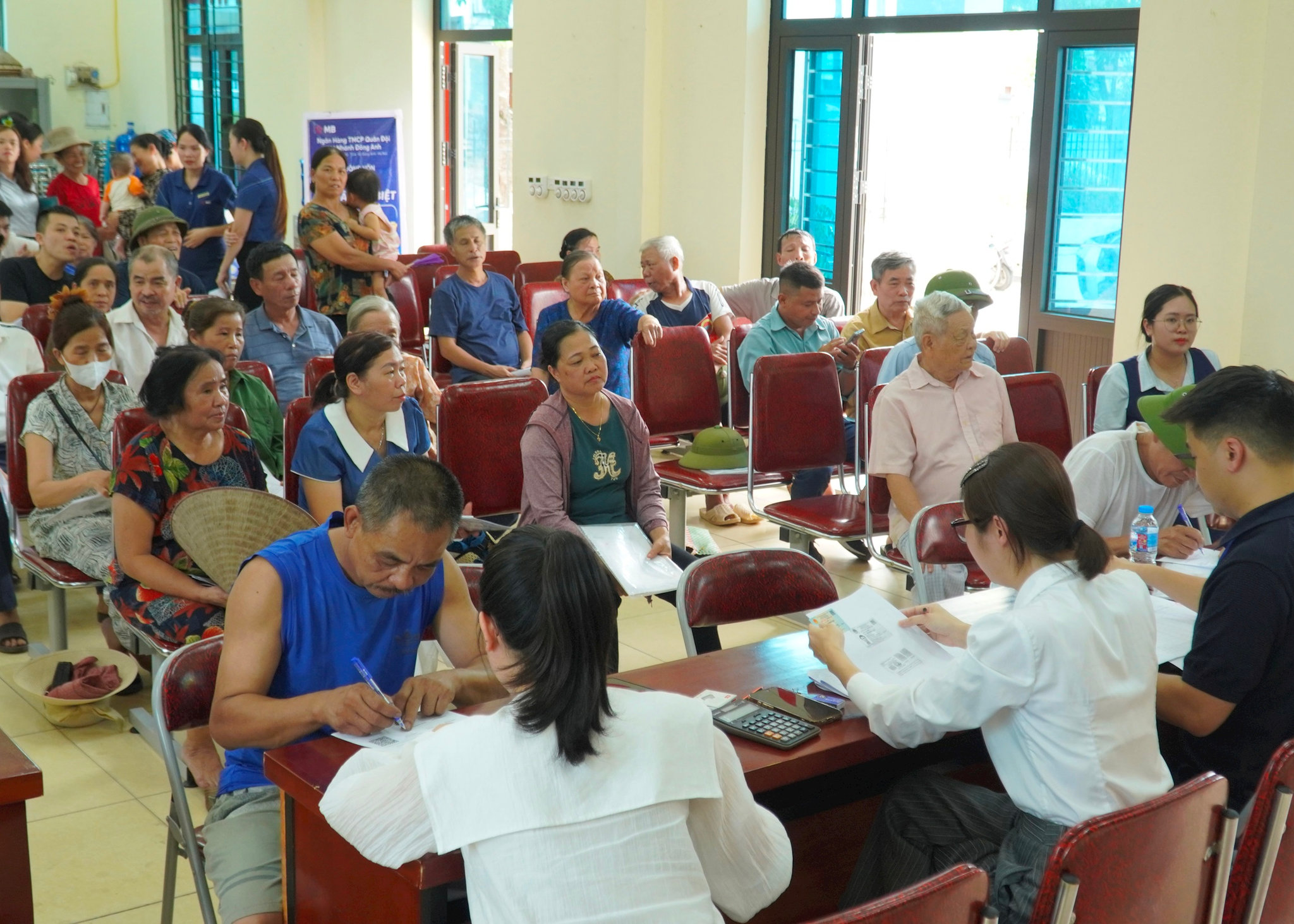 Người dân thôn Dục Tú 1, xã Đông Anh vui mừng hoàn tất các thủ tục nhận tiền bồi thường, hỗ trợ phục vụ triển khai Dự án đầu tư Khu đô thị đa mục tiêu tại các xã Thư Lâm và Đông Anh. Ảnh: MK