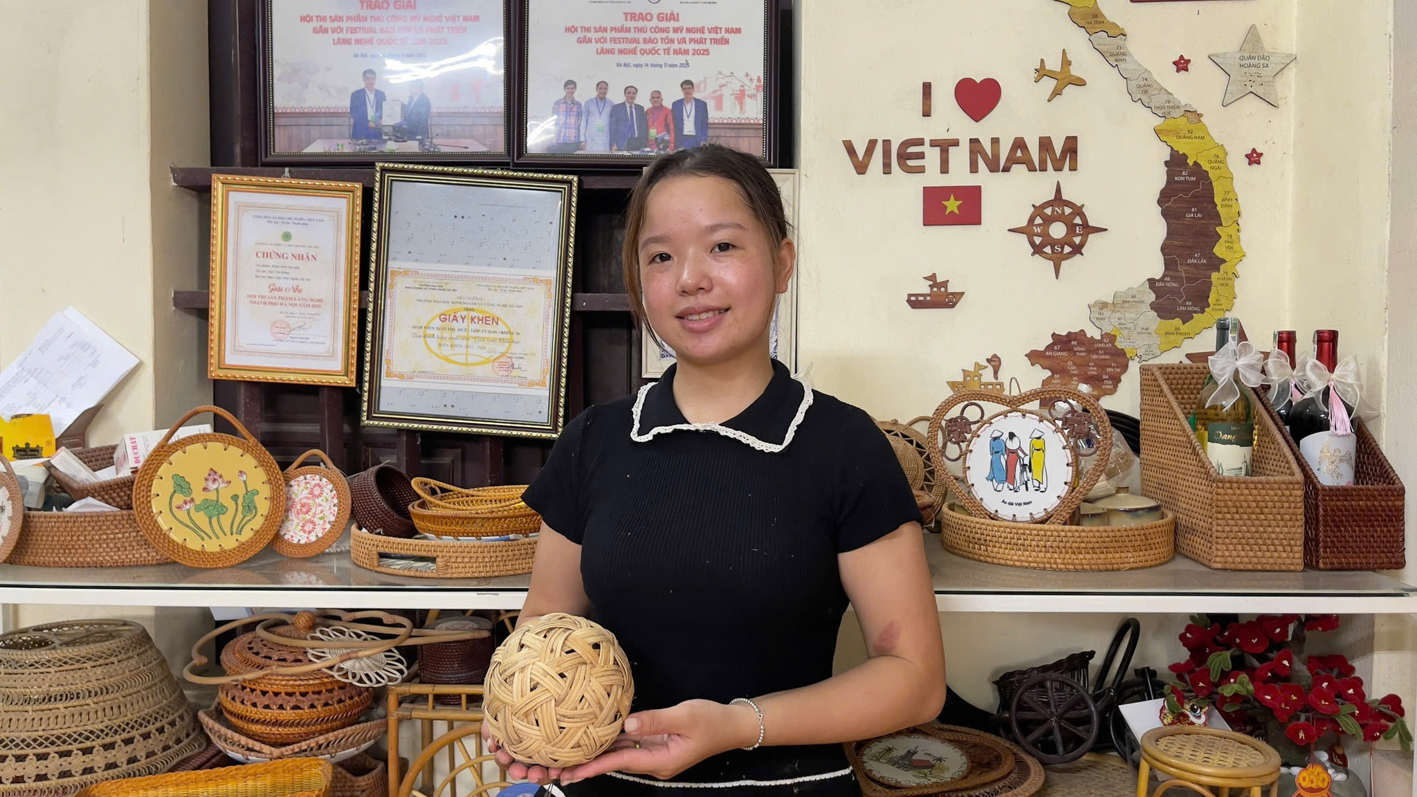 Chị Ngô Thị Liên mang khát vọng đưa sản phẩm Phú Vinh đến gần hơn với thị trường quốc tế. (Ảnh: Thu Phương)