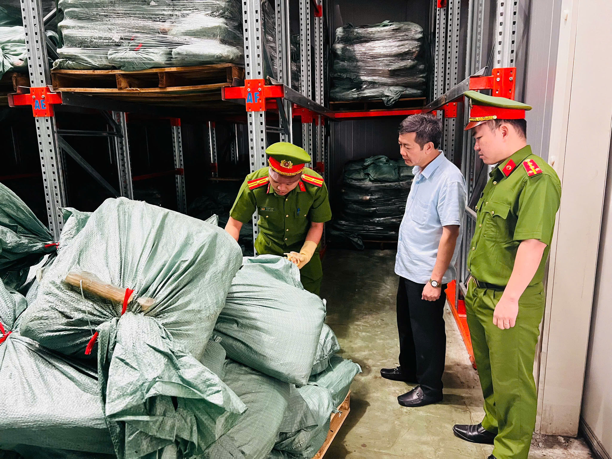Công an Hà Nội phá đường dây tuồn hàng nghìn tấn chân gà nhập lậu ra thị trường