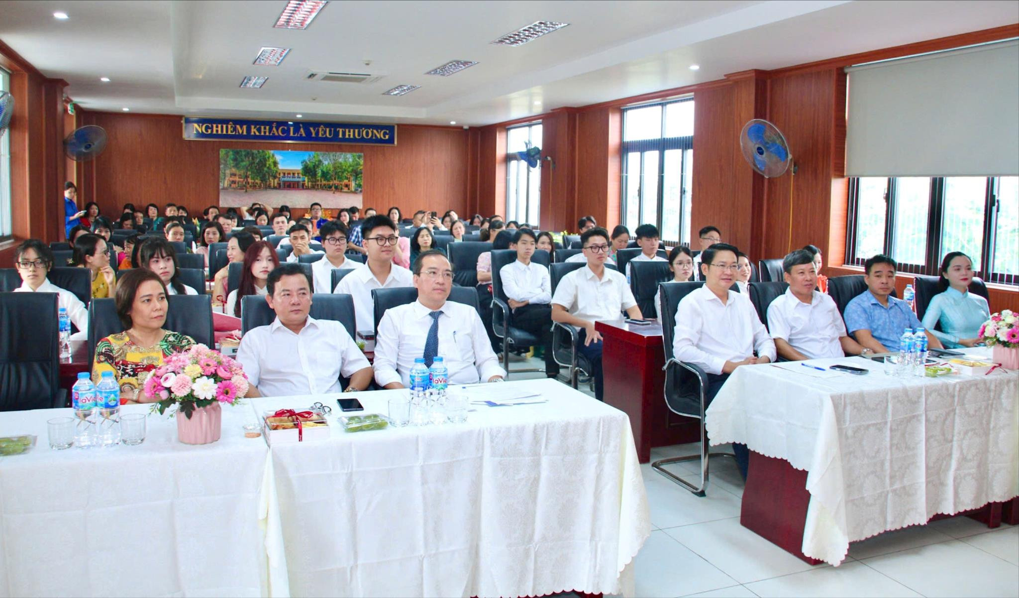 Đại biểu tham dự chương trình. Ảnh: Hoàng Vũ