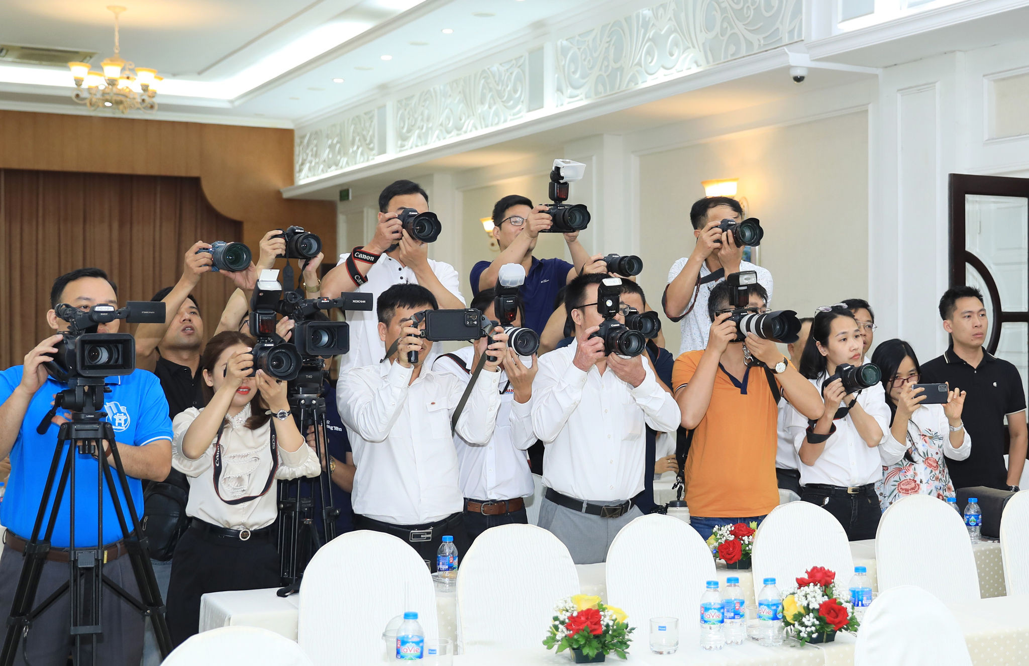 phong-vien-cac-co-quan-thong-tan-bao-chi-trung-uong-bao-va-phat-thanh-truyen-hinh-ha-noi-tac-nghiep-tai-mot-su-kien-lon-cua-thu-do.-anh-nhat-nam.jpg