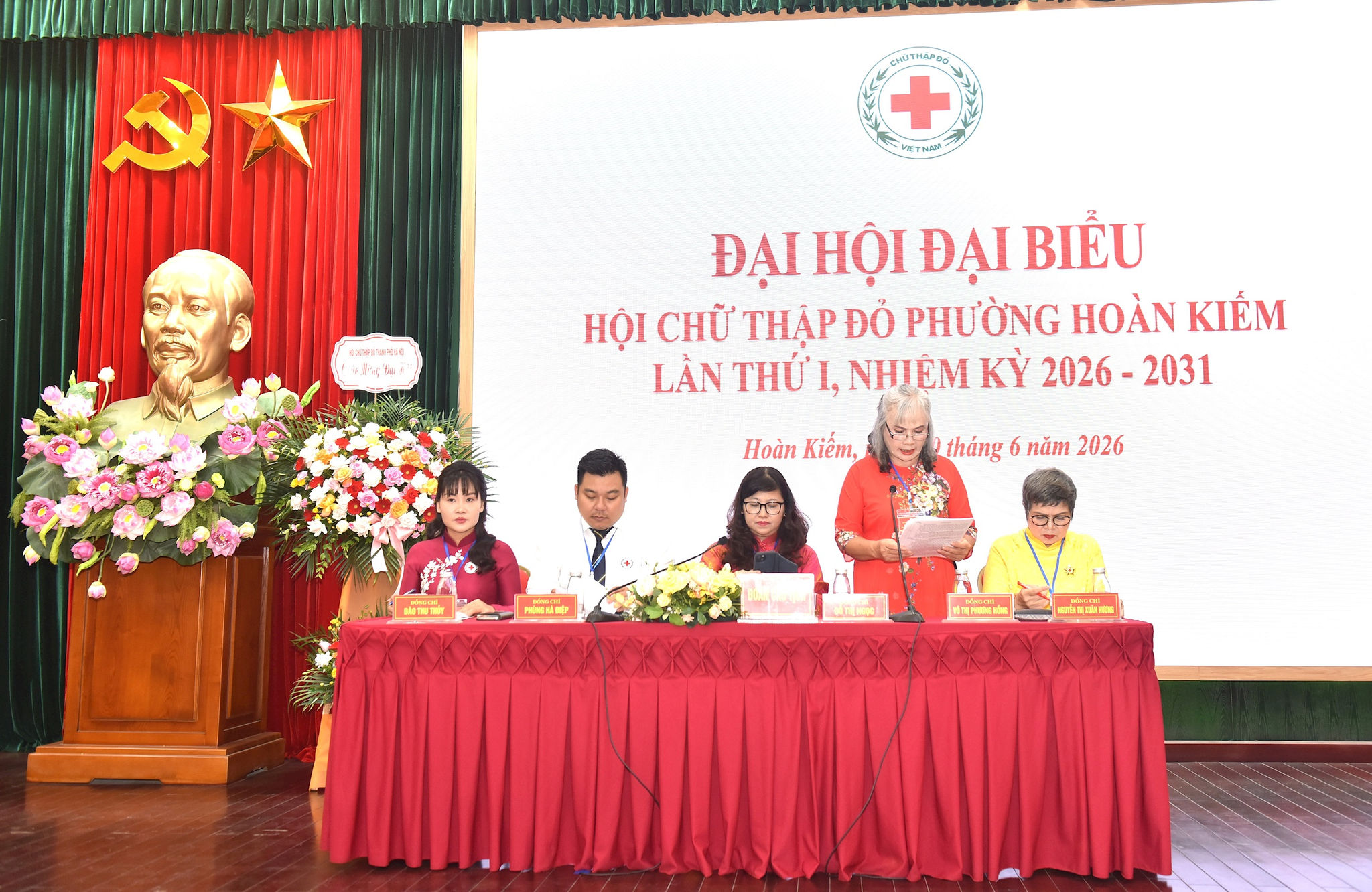 Đoàn Chủ toichj thông qua Chương trình và Quy chế Đại hội. Ảnh: Mộc Miên