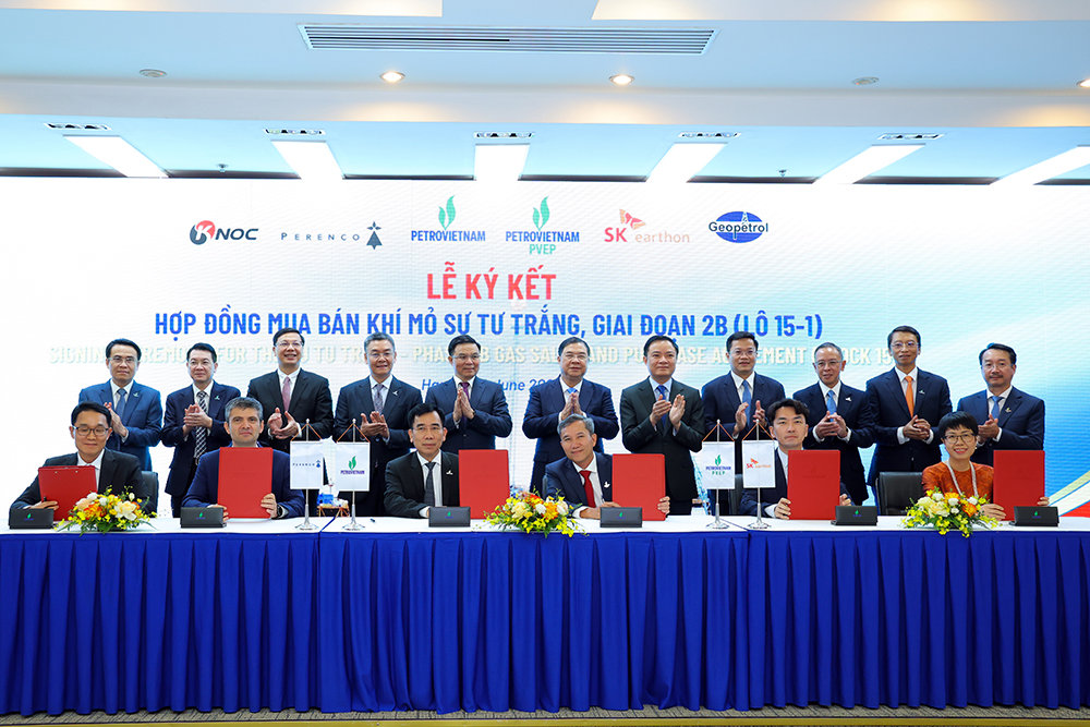 Lễ ký kết hợp đồng mua bán khí mỏ Sư Tử Trắng giai đoạn 2B, Lô 15-1 giữa Petrovietnam và các đối tác trong PSC Lô 15-1, bao gồm: PVEP, Perenco, KNOC, SKEO và Geopetrol.