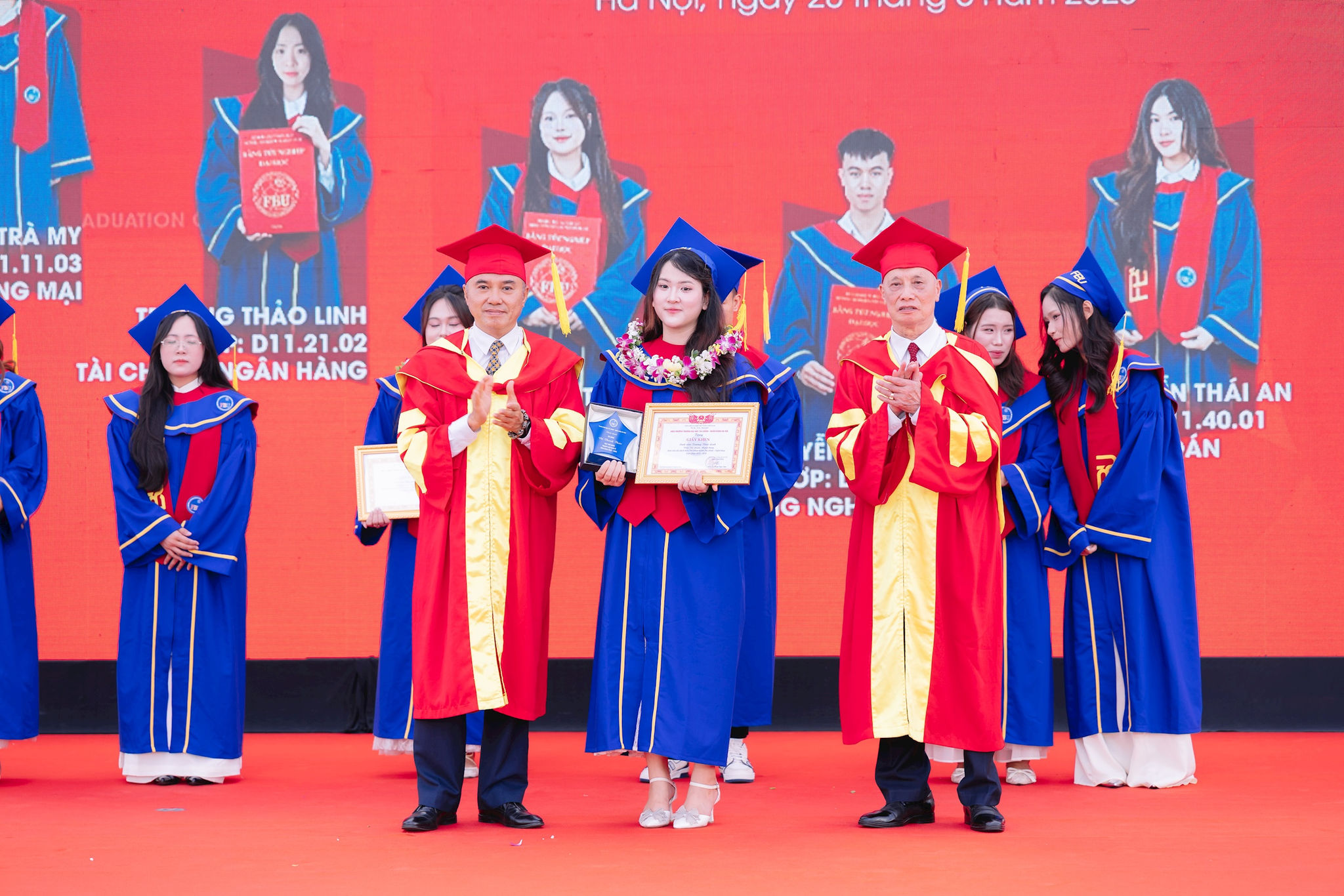 Đại diện lãnh đạo Trường Đại học Tài chính - Ngân hàng Hà Nội trao bằng tốt nghiệp cho sinh viên Khóa 11.