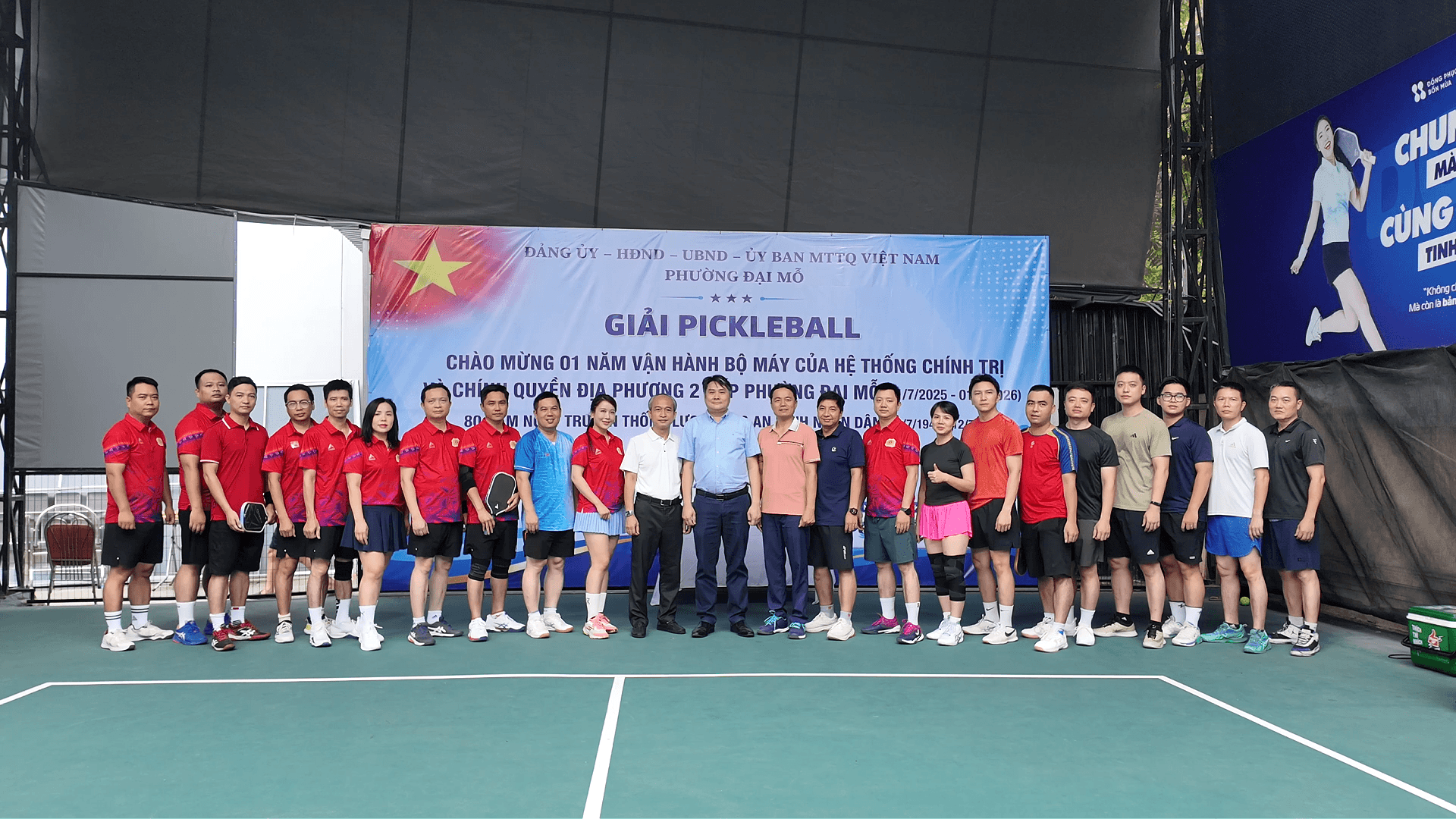 Lãnh đạo phường Đại Mỗ chụp ảnh với các vận động viên tham gia giải đấu.