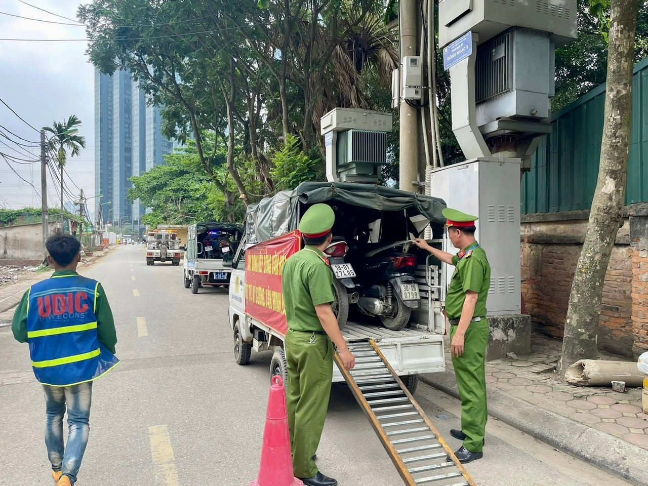 Công an phường Phú Thượng xử lý vi phạm trật tự đô thị từ phản ánh của người dân. Ảnh: Tuệ Lâm
