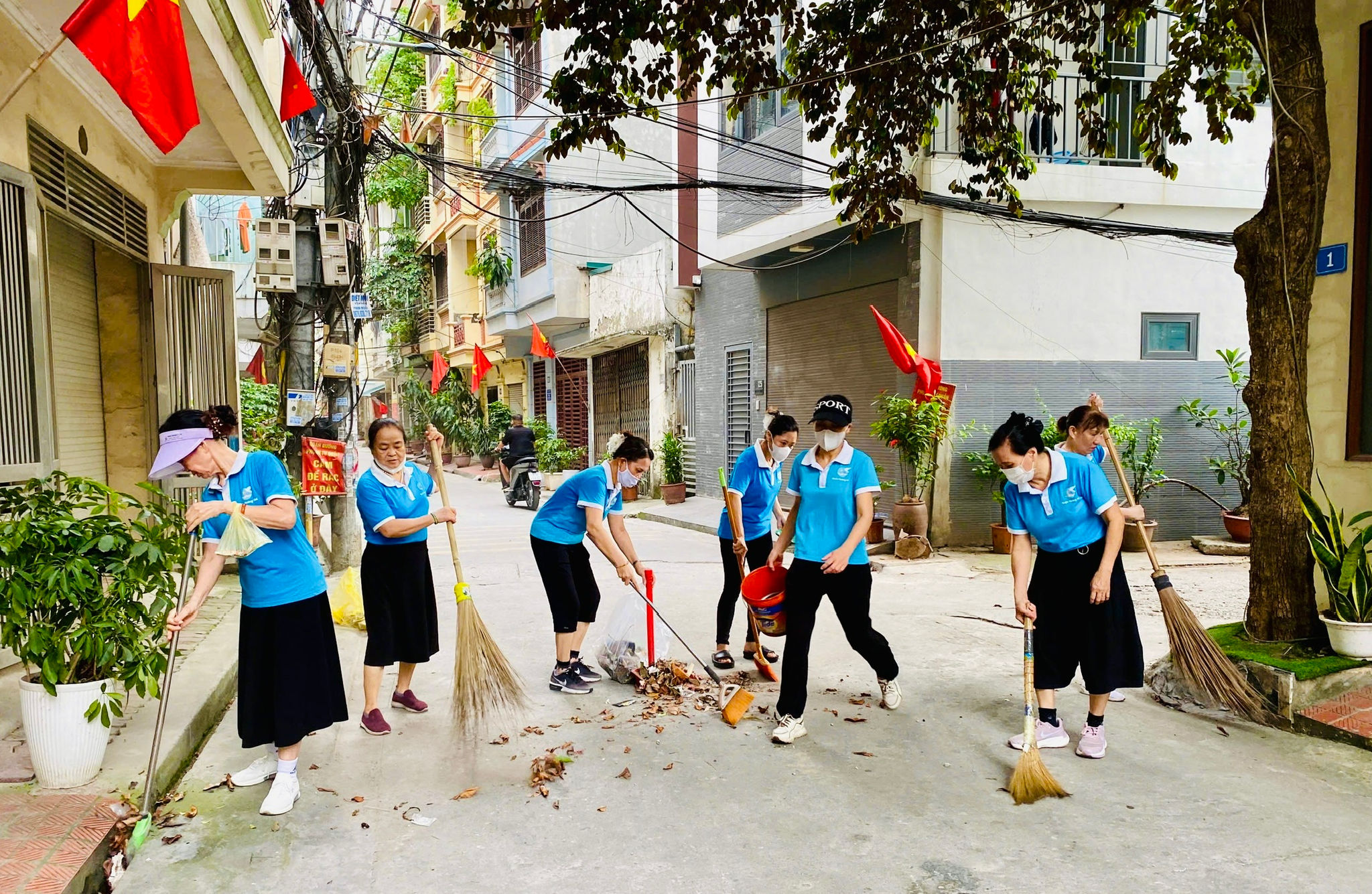 Hội viên phụ nữ TDP số 20 Tân Mai ra quân tổng vệ sinh, làm sạch ngõ phố. Ảnh: Trần Oanh.