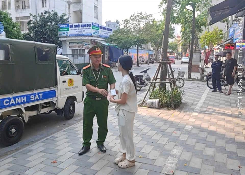 Công an phường Phú Thượng bàn giao tài sản bị thất lạc cho công dân. Ảnh: CAP