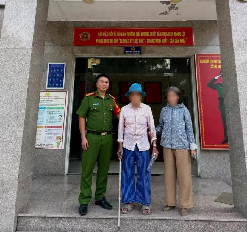 Công an phường Phú Thượng kịp thời hỗ trợ tìm người thân cho cụ già đi lạc. Ảnh: CAP