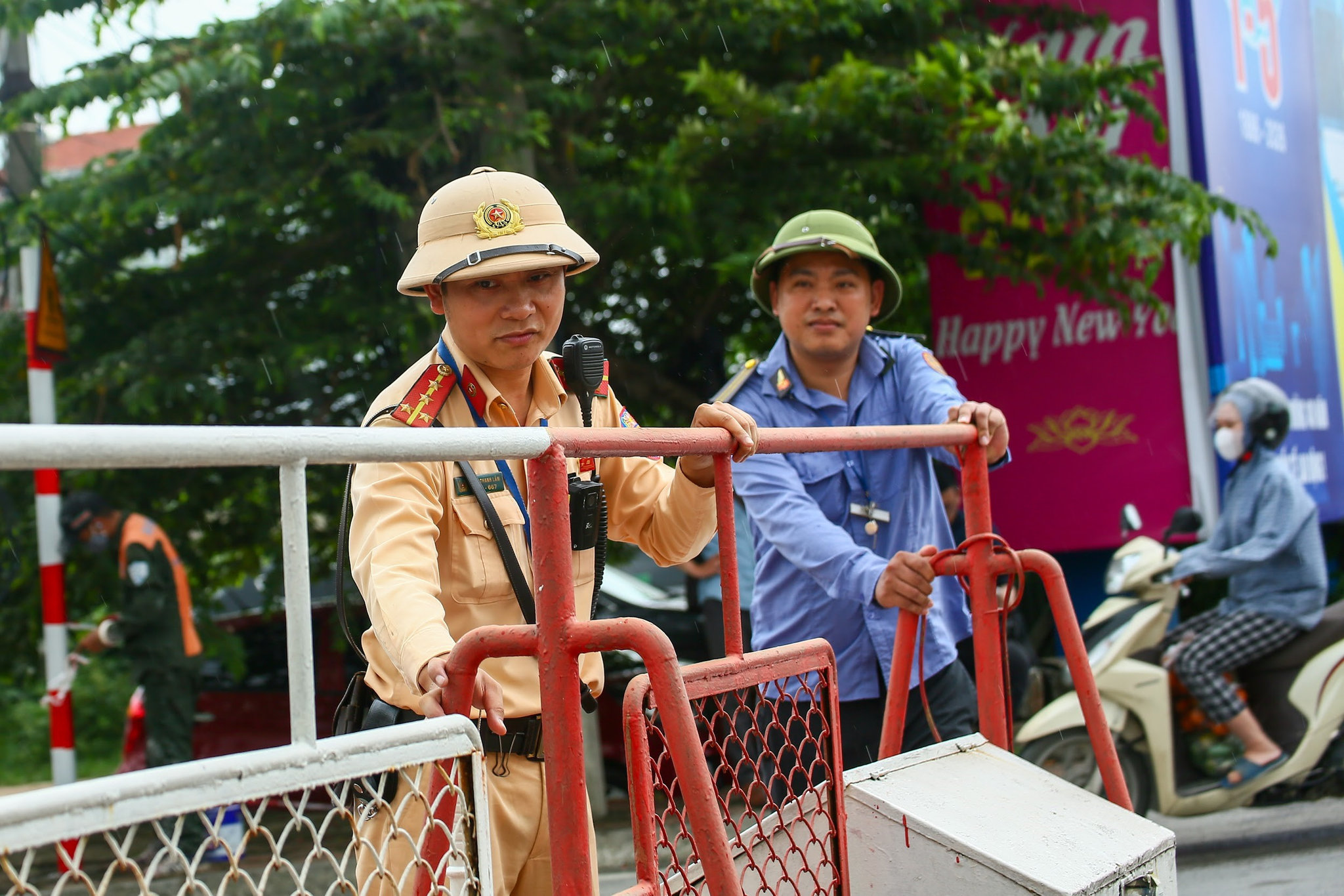 Lực lượng chức năng kiểm tra hệ thống giao thông đường sắt. Ảnh: CAHN