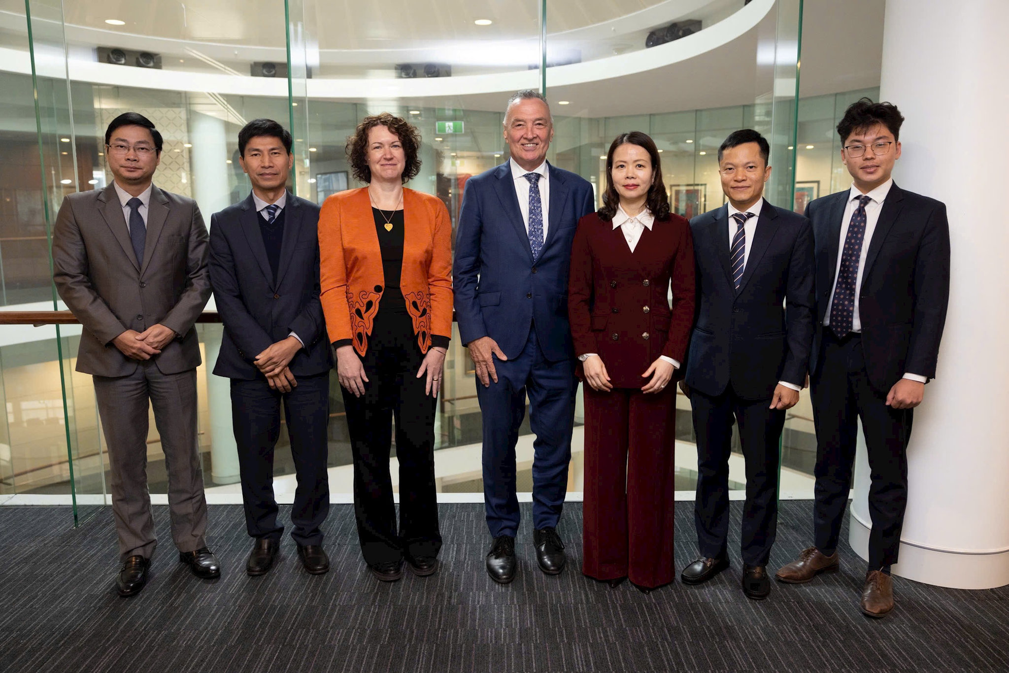 gap-chu-tich-dieu-hanh-trung-tam-nghien-cuu-apec-craig-emerson.jpg