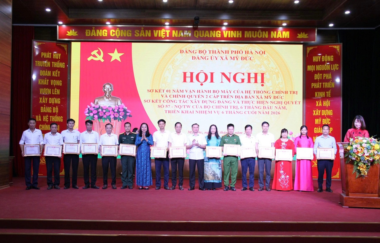 L&atilde;nh đạo x&atilde; Mỹ Đức trao Giấy khen của Ban Thường vụ Đảng ủy cho c&aacute;c tập thể c&oacute; th&agrave;nh t&iacute;ch xuất sắc trong 1 năm vận h&agrave;nh m&ocirc; h&igrave;nh ch&iacute;nh quyền địa phương hai cấp. Ảnh: Bi&ecirc;n Phạm