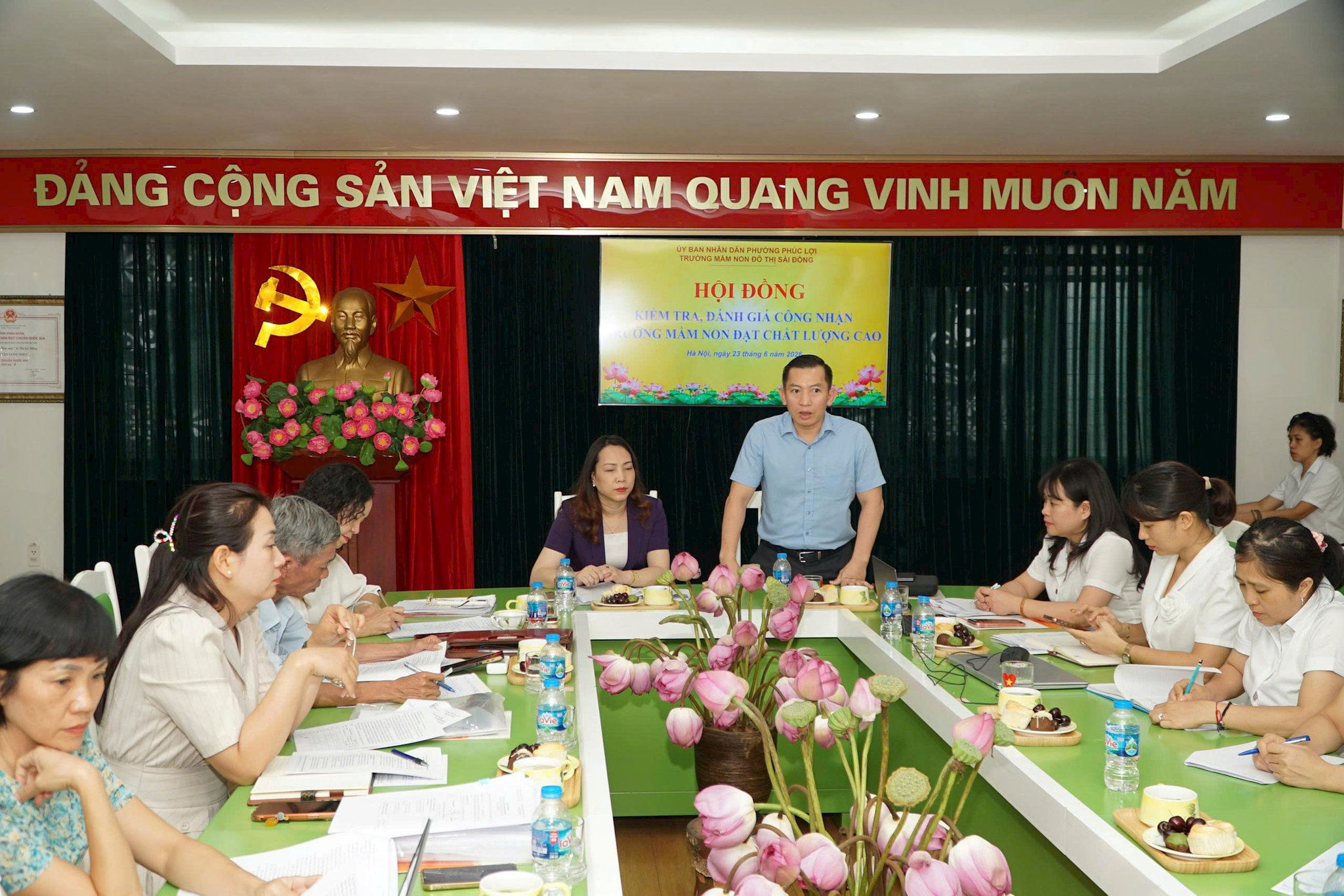 Phó Chủ tịch UBND phường Phúc Lợi Bùi Anh Tuấn ghi nhận những nỗ lực của tập thể giáo viên nhà trường. Ảnh: Nguyễn Bình
