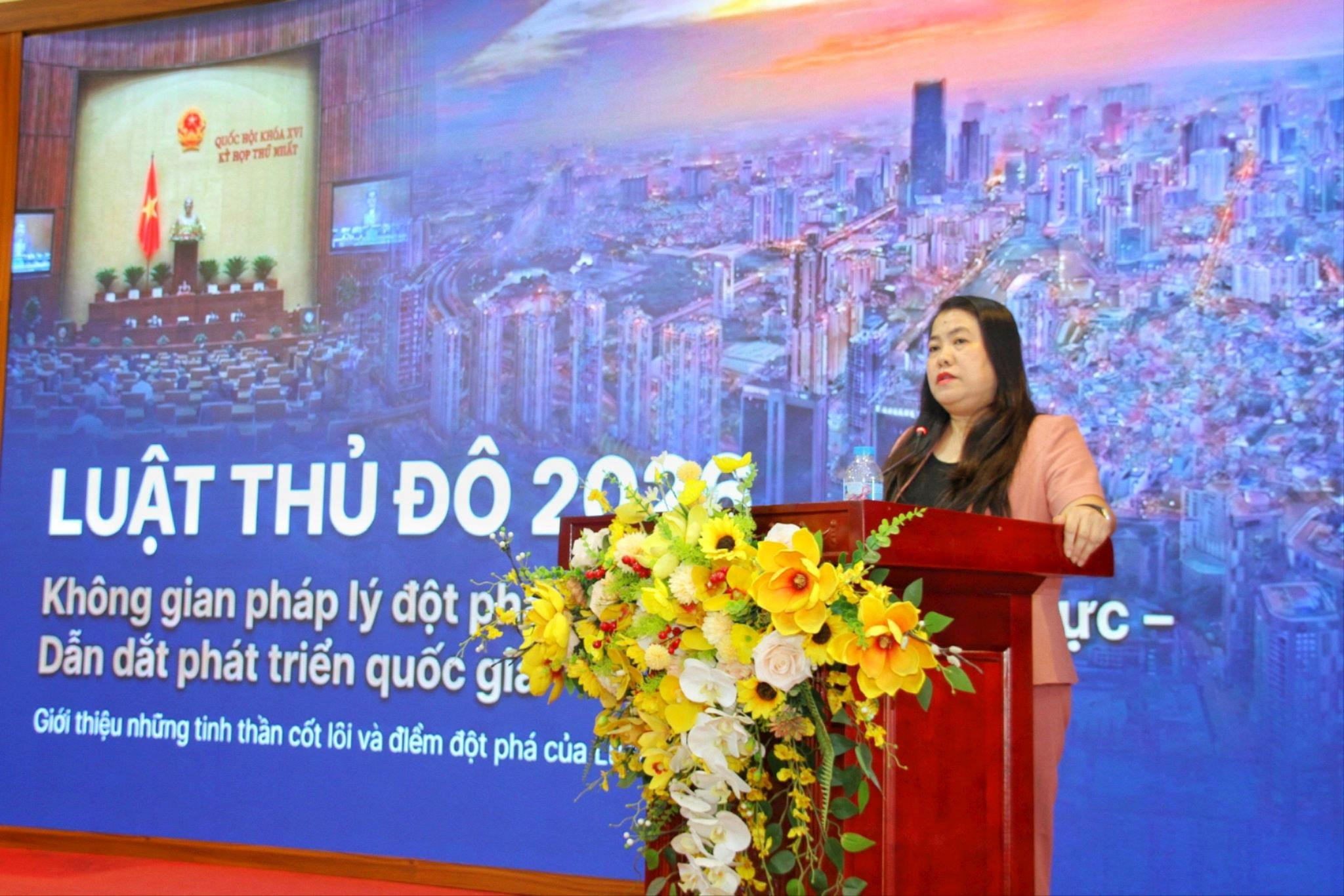 Chủ tịch Ủy ban MTTQ Việt Nam phường Phú Thượng Trương Tú Uyên trực tiếp làm báo cáo viên tại hội nghị. Ảnh: Hoàng Vũ