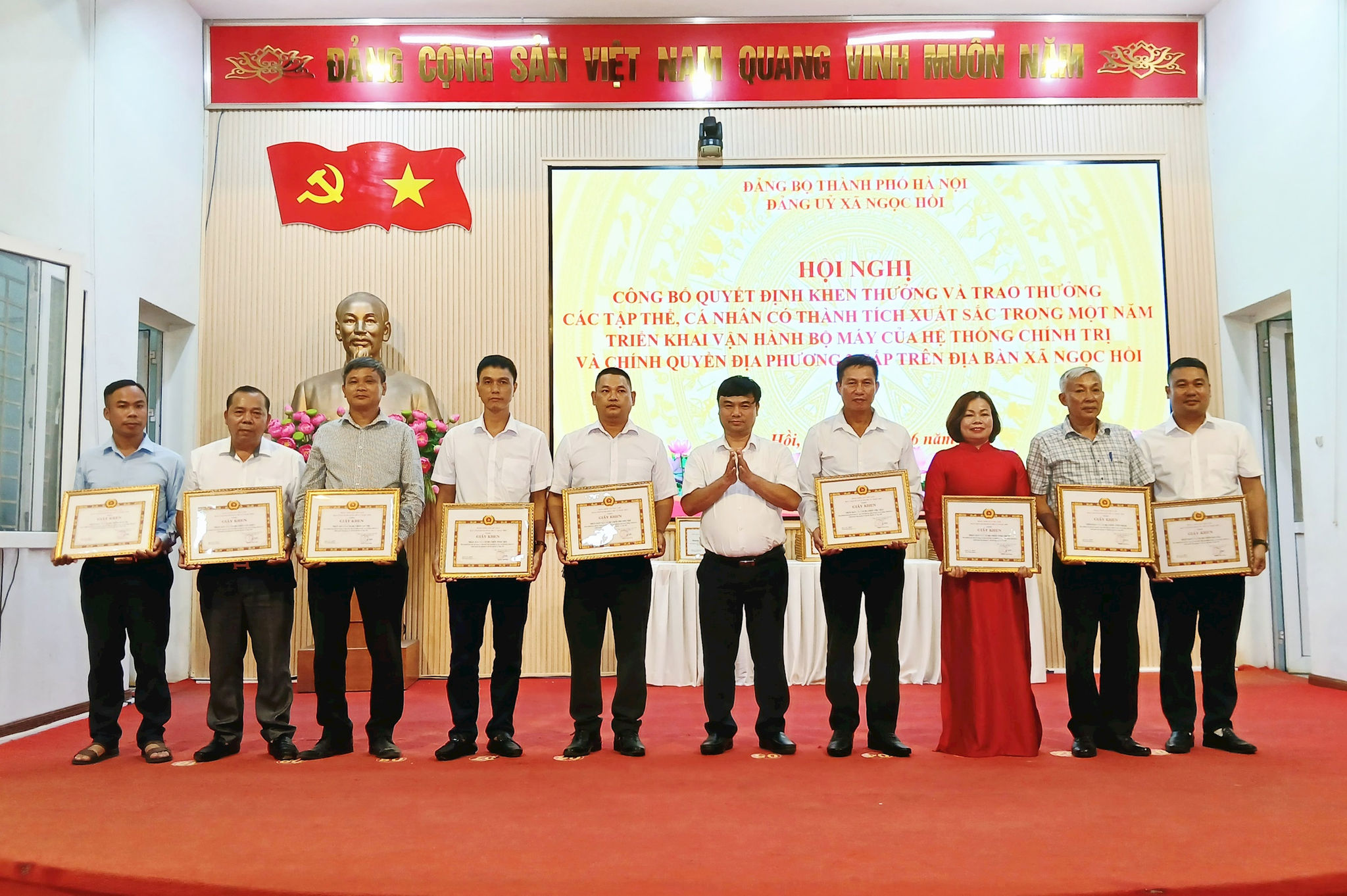 Phó Bí thư Đảng ủy, Chủ tịch UBND xã Ngọc Hồi Trần Việt Trung trao khen thưởng cho các tập thể. Ảnh: Hoàng Quyết