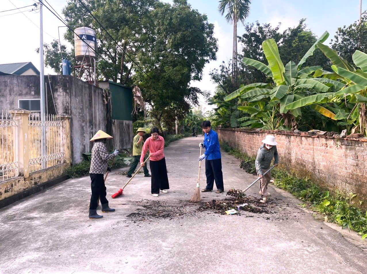 Sự chung tay của người dân trong việc vệ sinh môi trường, chăm sóc cây xanh và làm đẹp đường làng, ngõ xóm đang góp phần tạo nên những khu dân cư văn minh, đáng sống. Ảnh: Đ.L