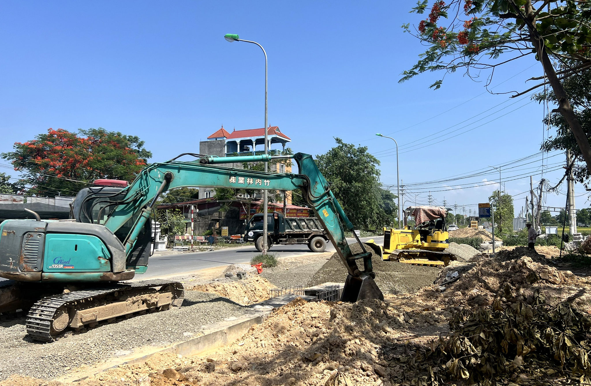 thi-cong-du-an-nang-cap-mo-rong-quoc-lo-21b-doan-qua-dia-ban-xa-thanh-oai.-anh-thu-hang.jpg