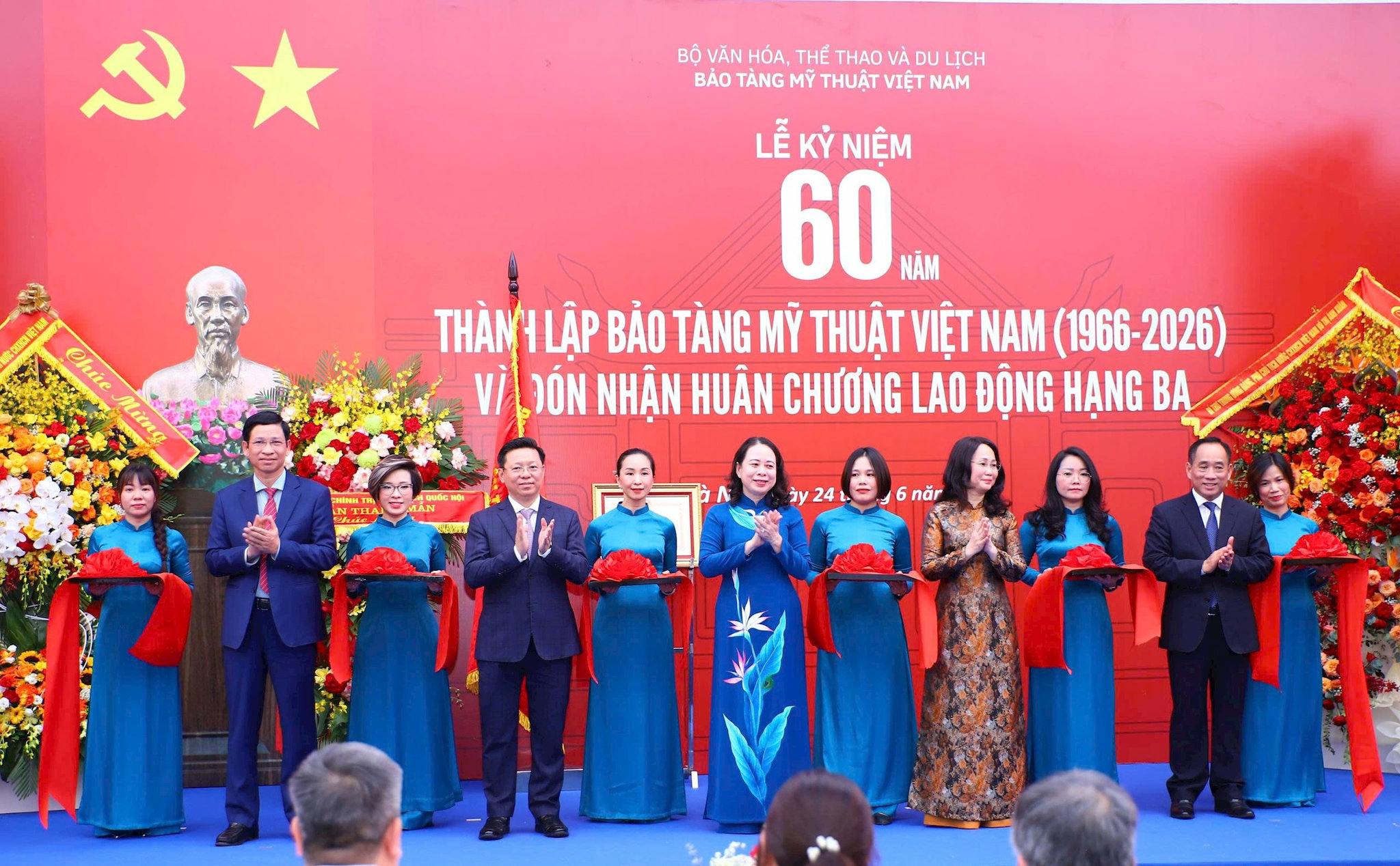 Bí thư Trung ương Đảng, Phó Chủ tịch nước, Phó Chủ tịch Thứ nhất Hội đồng Thi đua Khen thưởng Trung ương Võ Thị Ánh Xuân trao Huân chương Lao động hạng Ba cho Bảo tàng Mỹ thuật Việt Nam. Ảnh: Việt Hùng