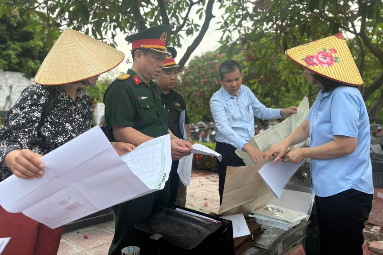 Tiến h&agrave;nh khảo s&aacute;t kỹ lưỡng tr&ecirc;n thực địa. Ảnh: Thu Nguyễn