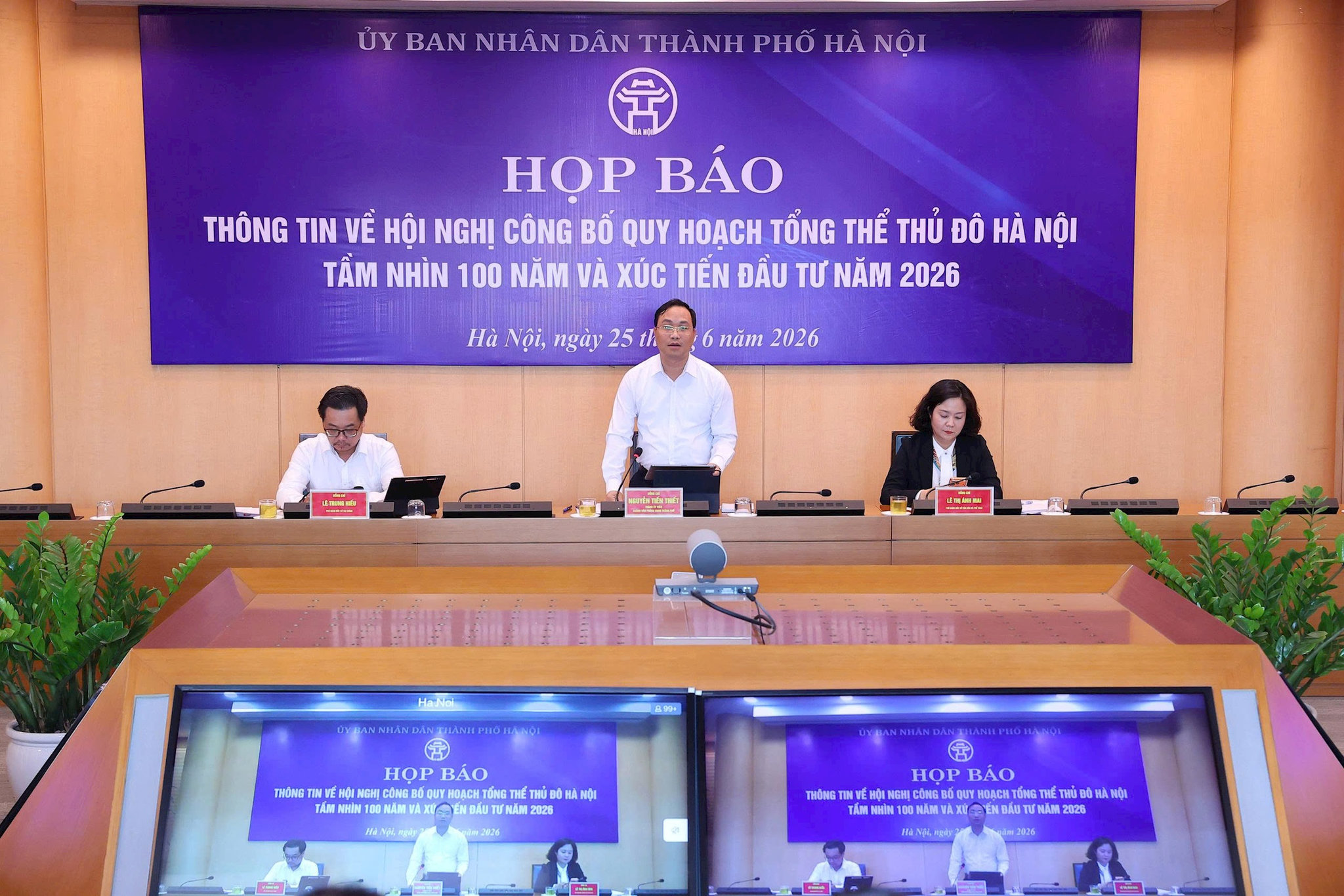 Chánh Văn phòng, người phát ngôn của UBND thành phố Hà Nội Nguyễn Tiến Thiết trả lời tại họp báo. Ảnh: Đình Hie