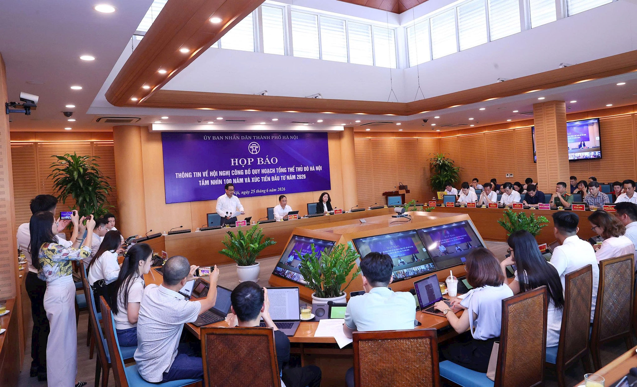 Các đại biểu, phóng viên các cơ quan báo chí tham dự họp báo chiều 25-6. Ảnh: Đình H