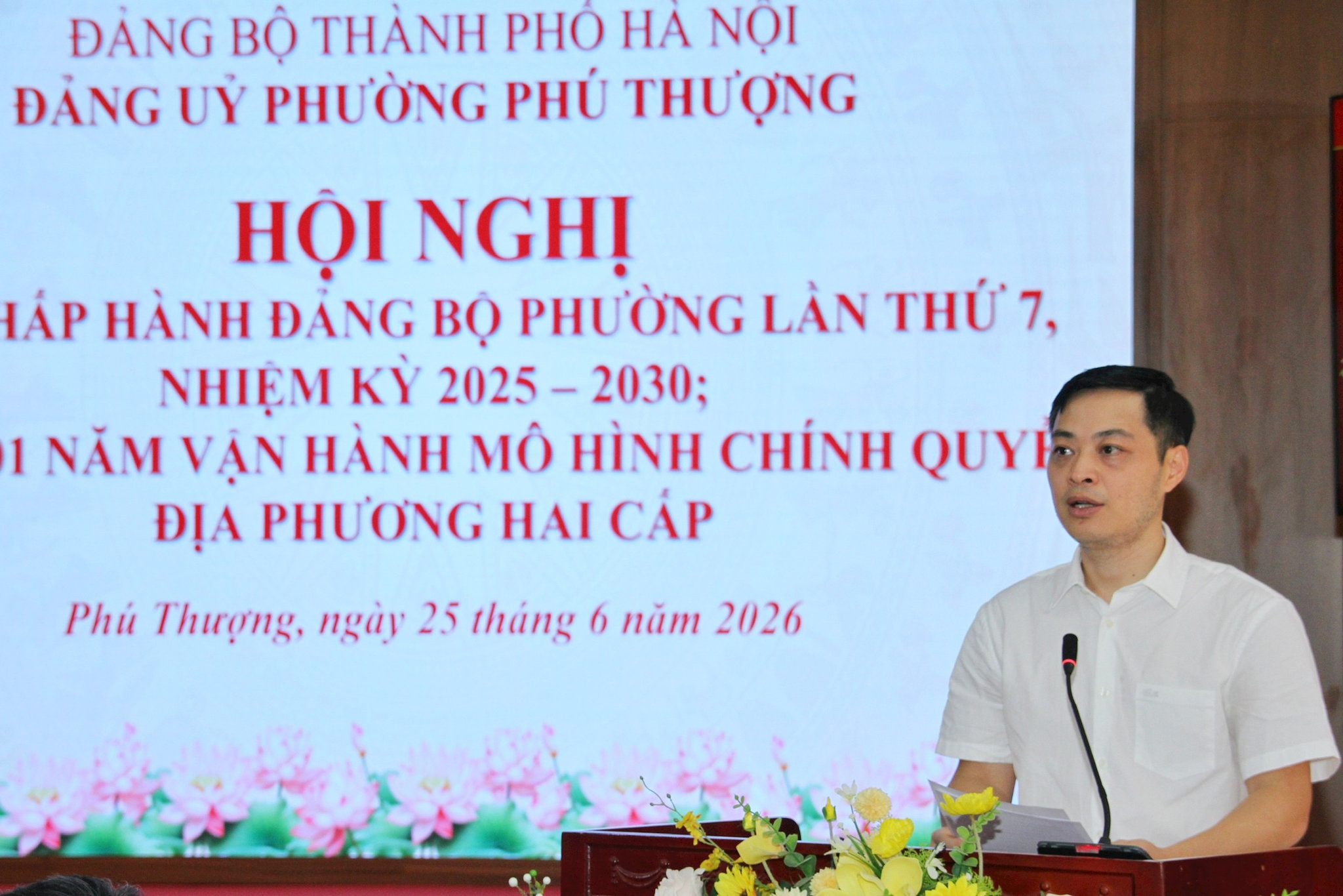 Bí thư Đảng ủy, Chủ tịch HĐND phường Phú Thượng Nguyễn Quốc Hà phát biểu tại hội nghị. Ảnh: Cao Kỳ