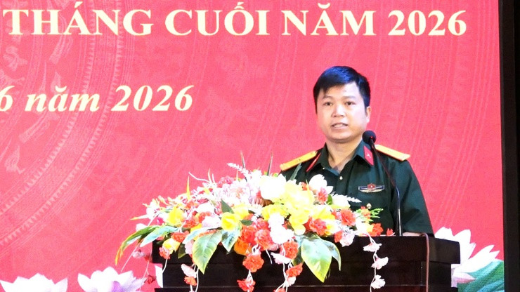 Đại diện Ban Chỉ huy Quân sự xã báo cáo tại hội nghị. Ảnh: DH.