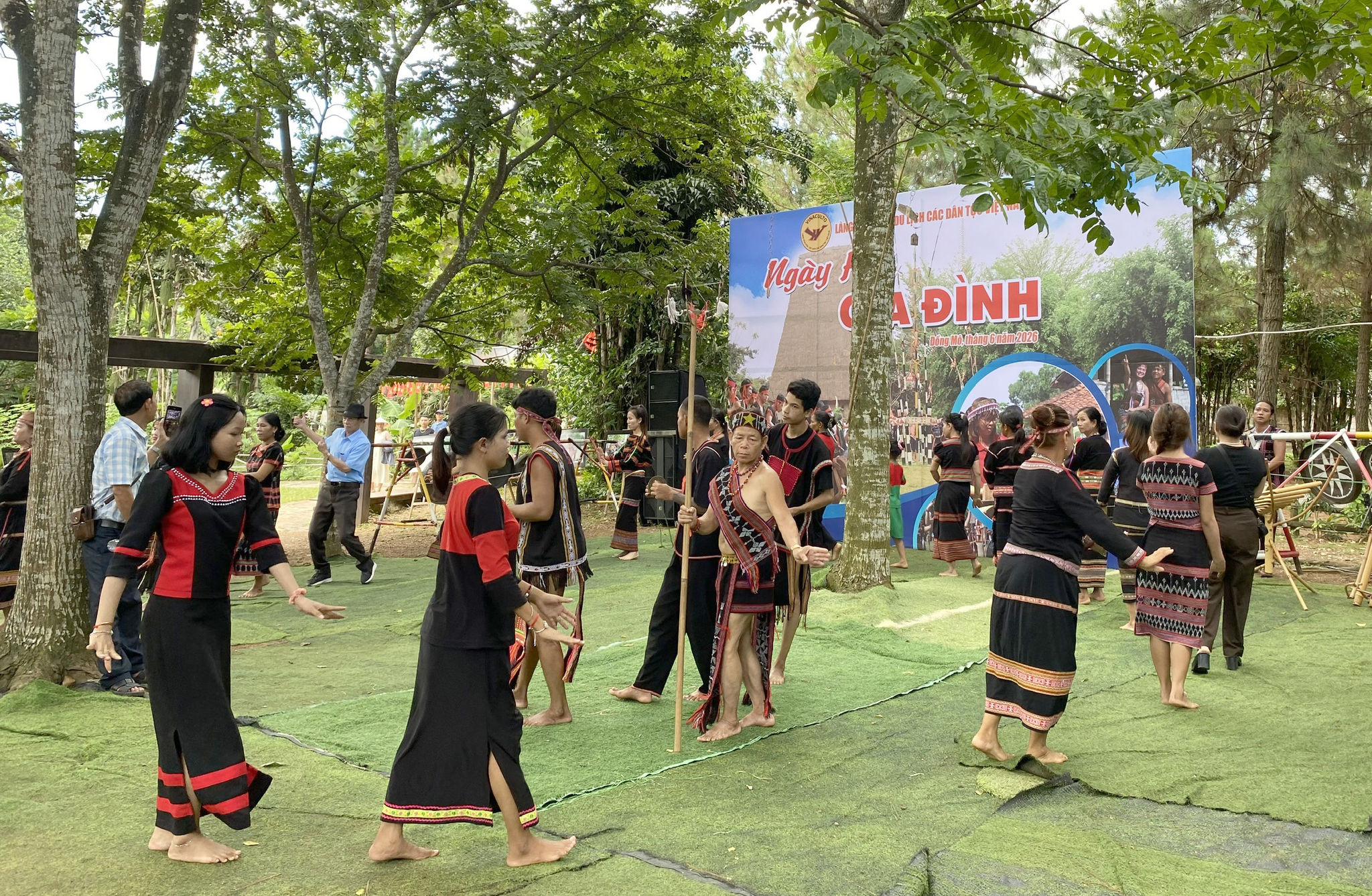 mot-tiet-muc-bieu-dien-trong-chuong-trinh-dan-ca-dan-vu-chung-ta-la-mot-gia-dinh-tai-lang-van-hoa-du-lich-cac-dan-toc-viet-nam.-anh-ha-hong.jpg