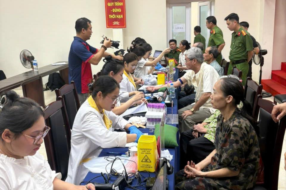 Triển khai lấy mẫu ADN của th&acirc;n nh&acirc;n liệt sĩ tại x&atilde; Thanh Oai s&aacute;ng 25-6. Ảnh: Thu Nguyễn
