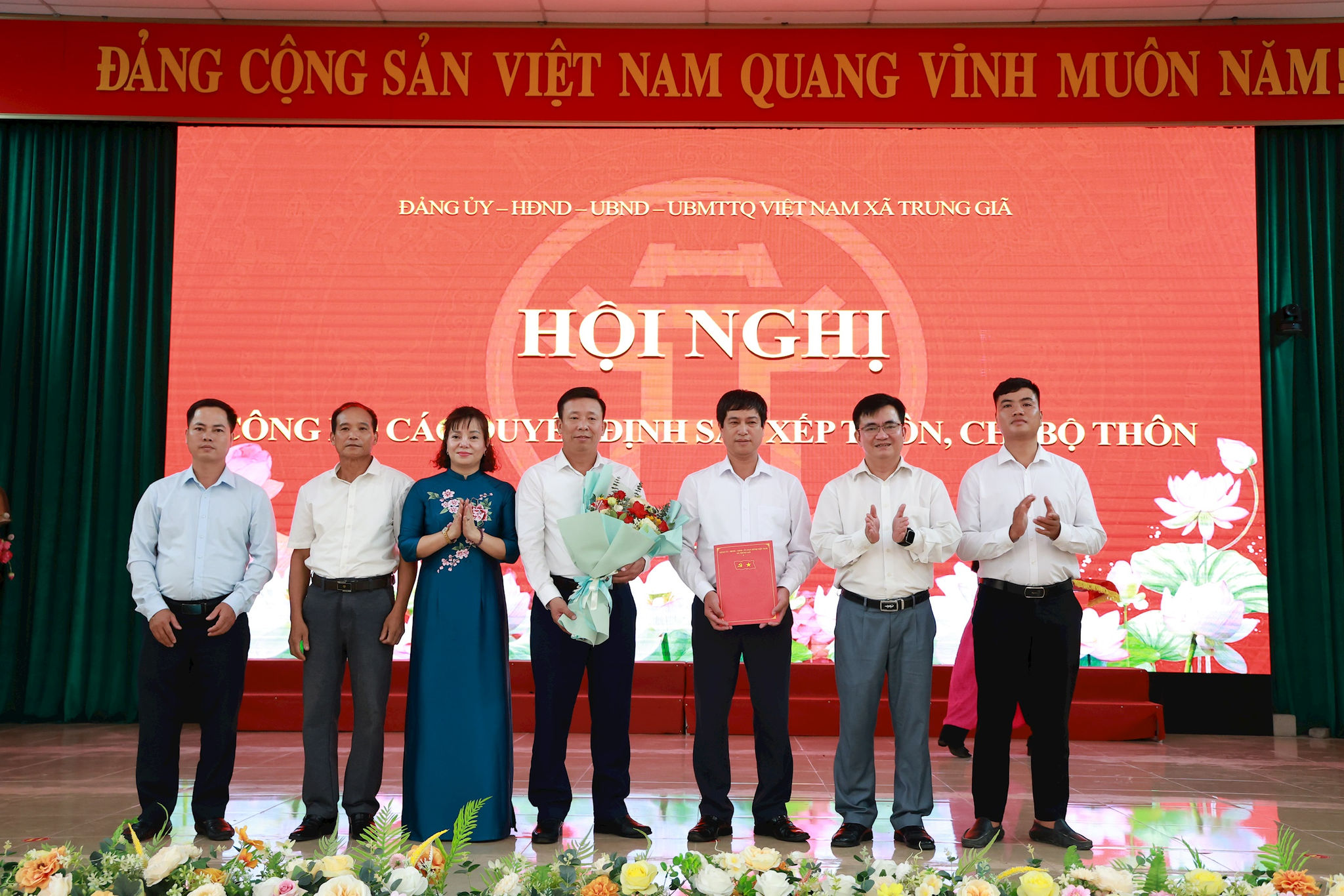 Bí thư Đảng ủy xã Trung Giã, Chủ tịch HĐND xã Lê Hữu Mạnh và Chủ tịch Ủy ban MTTQ Việt Nam xã Trung Giã trao Quyết định cho các Chi bộ trực thuộc sau sắp xếp thôn. Ảnh: Đức Hiển