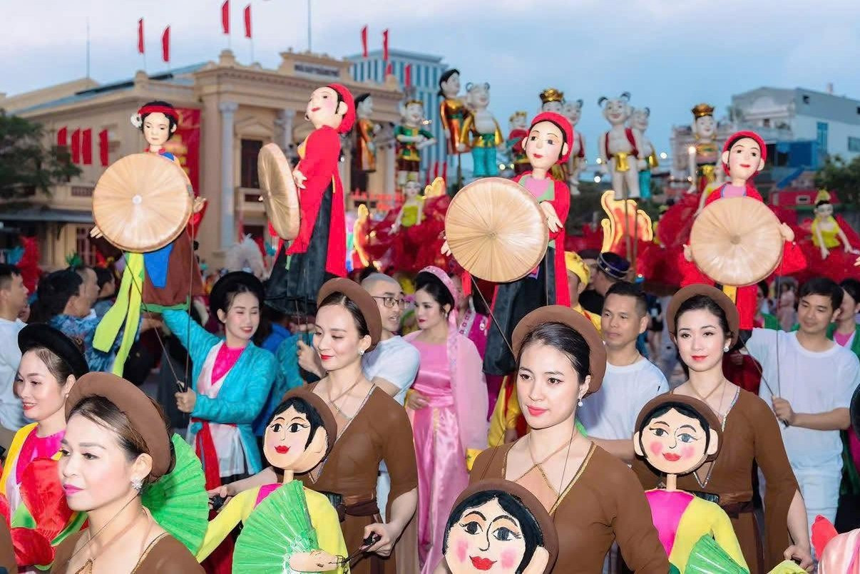 anh-3-nha-hat-mua-roi-thang-long.jpg