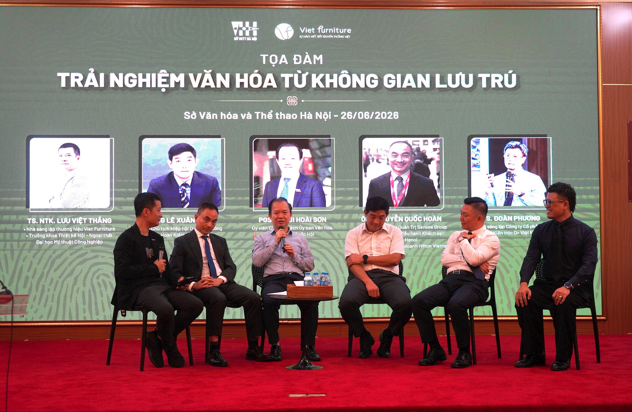 Các diễn giả tham dự tọa đàm. Ảnh: BTC