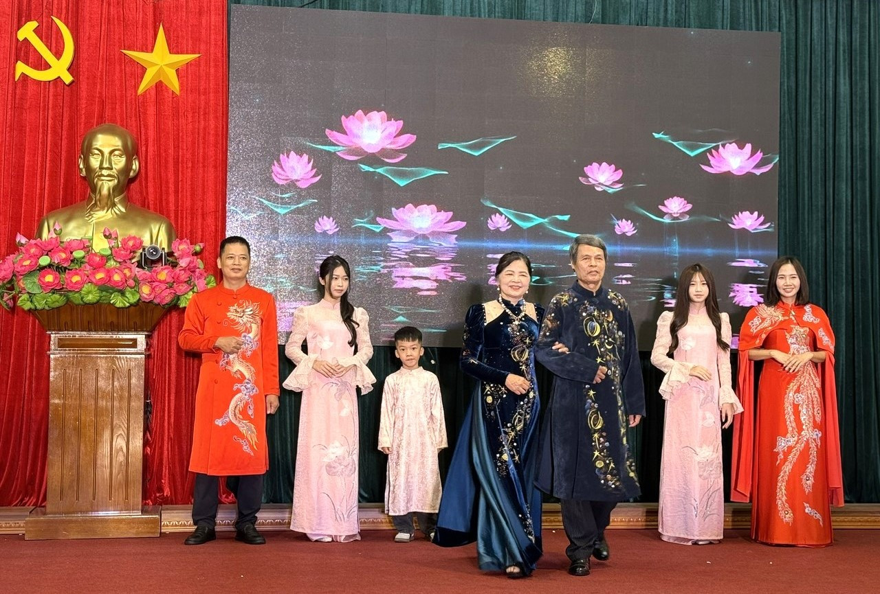 trinh-dien-ao-dai-gia-dinh-3-the-he(1).jpg